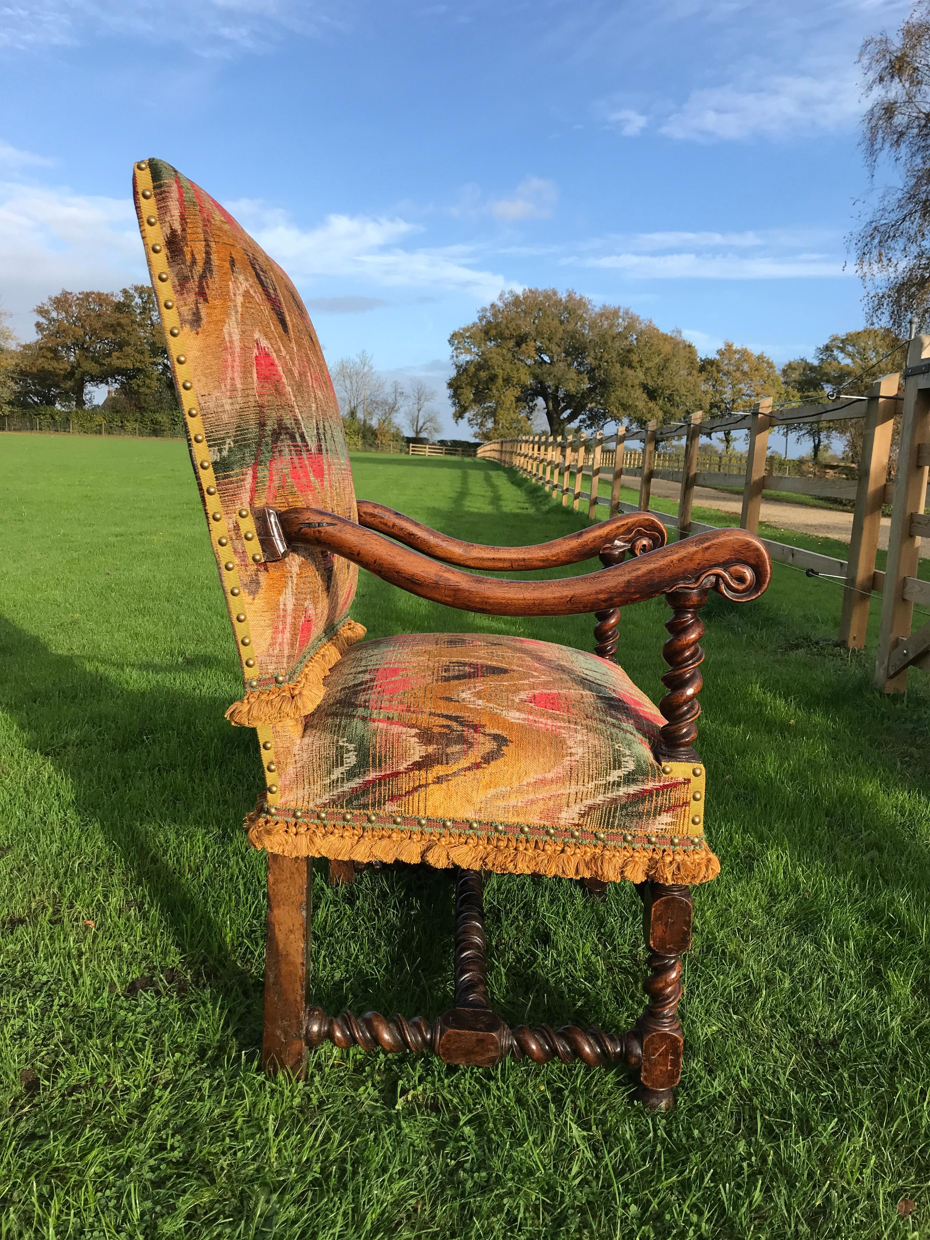Armlehnstuhl, Flemish Nussbaum gepolstert Bargello Scroll Arm Barley twist Barock (Walnuss) im Angebot