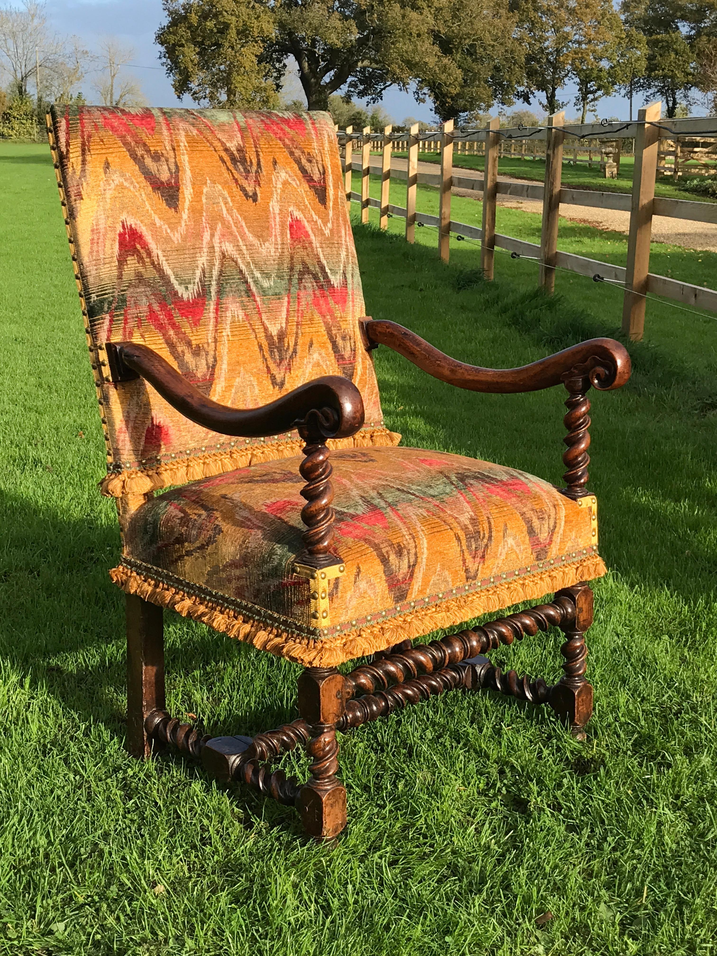 Armlehnstuhl, Flemish Nussbaum gepolstert Bargello Scroll Arm Barley twist Barock (18. Jahrhundert und früher) im Angebot