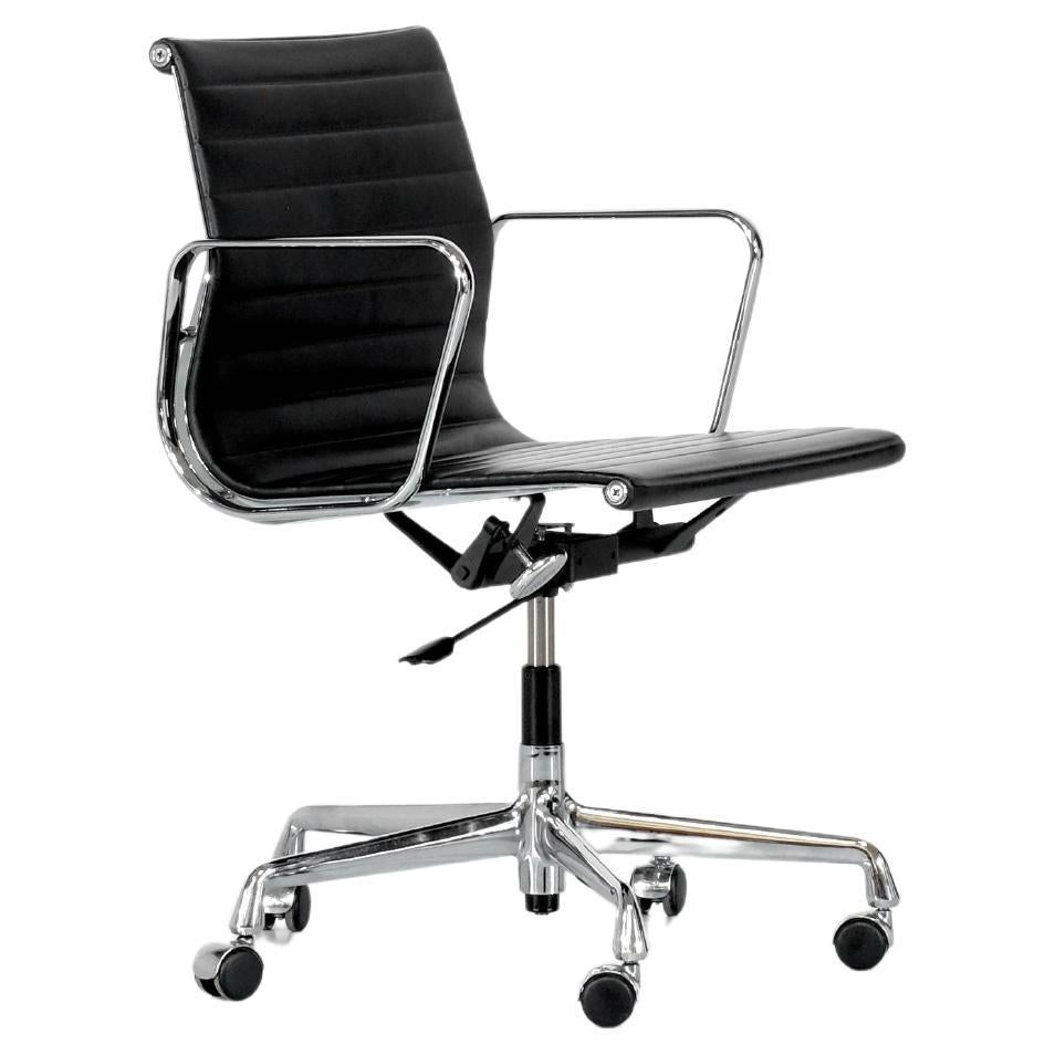 Sillón para escritorio " EA117 " Charles Ray Eames para Vitra USA 1969. en venta
