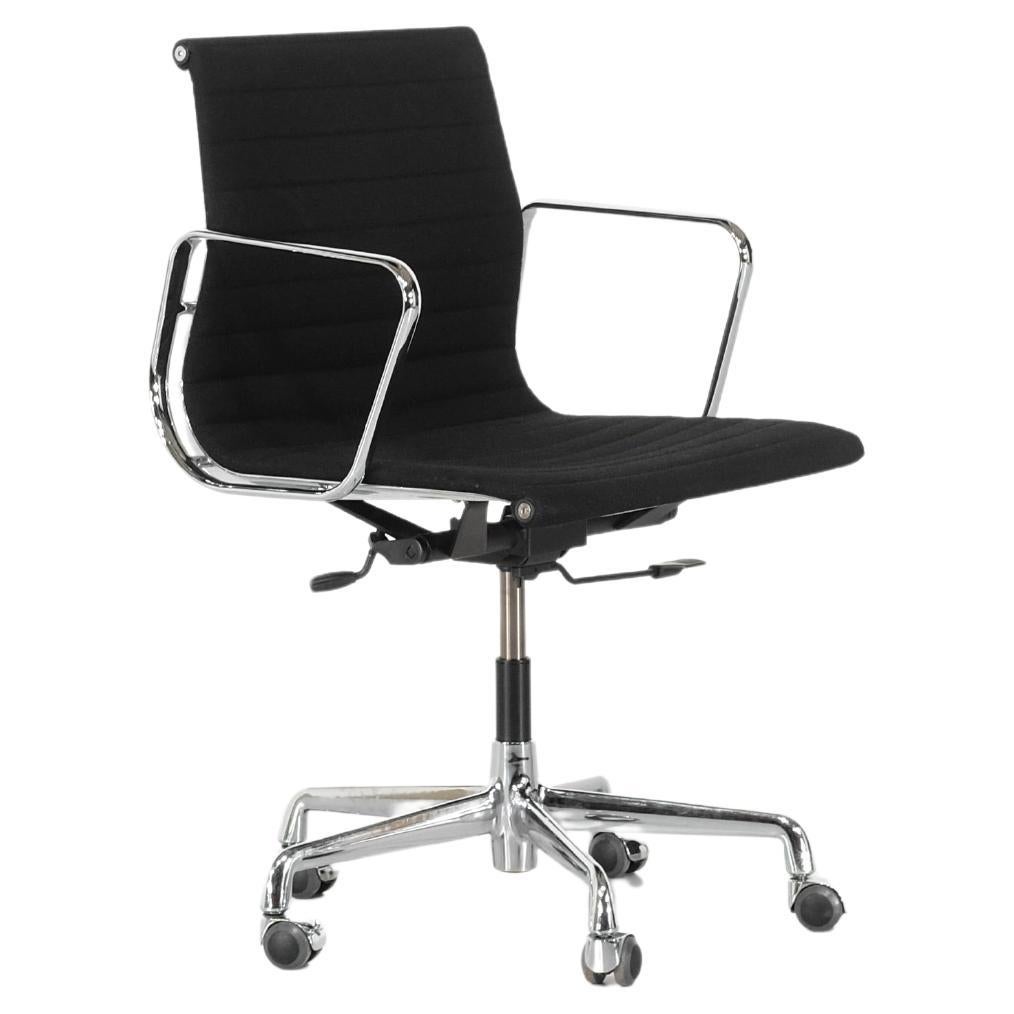 Armchair for office " EA 117 " Charles Ray Eames for ICF USA 1969. For Sale