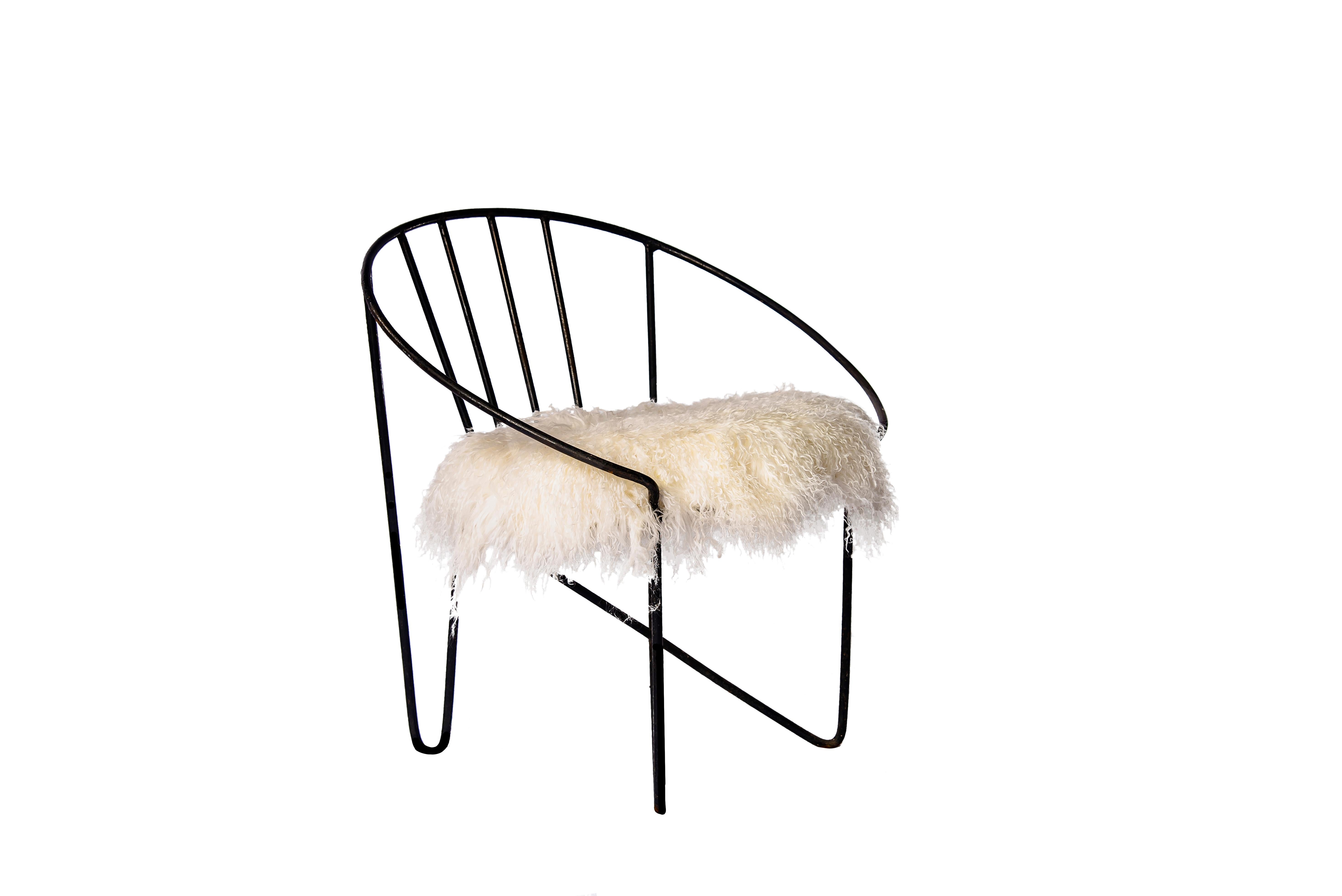 Este raro sillón de metal ejemplifica la fluida transición de Zanine Caldas del modernismo basado en la carpintería a un enfoque más experimental e industrial. La geometría circular del marco evoca tanto la precisión arquitectónica como la libertad