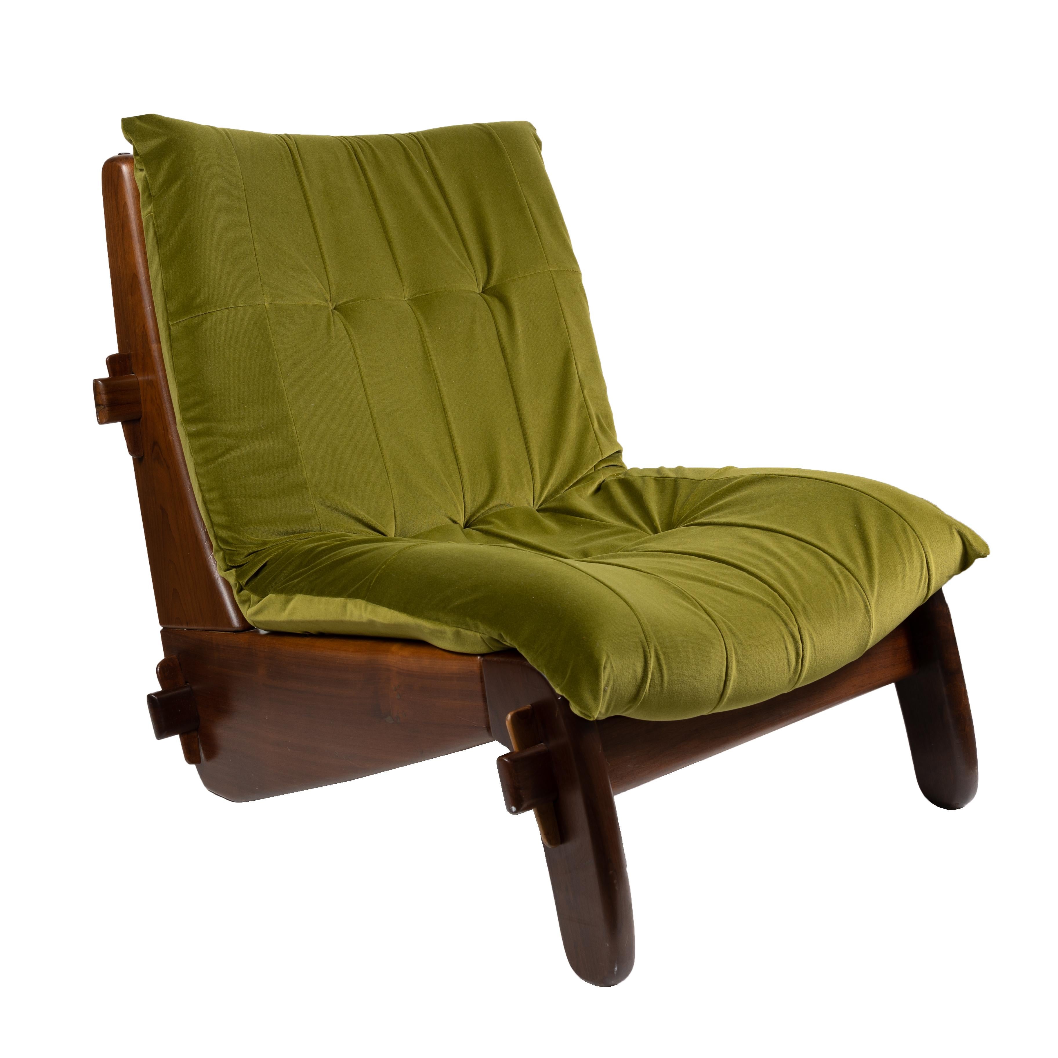 Sello distintivo de la filosofía de diseño sensual y humanista de Jean Gillon, este sillón de los años 70 ejemplifica su magistral fusión de estructura y comodidad. El escultural armazón de jacarandá, con su robusta carpintería y sus soportes