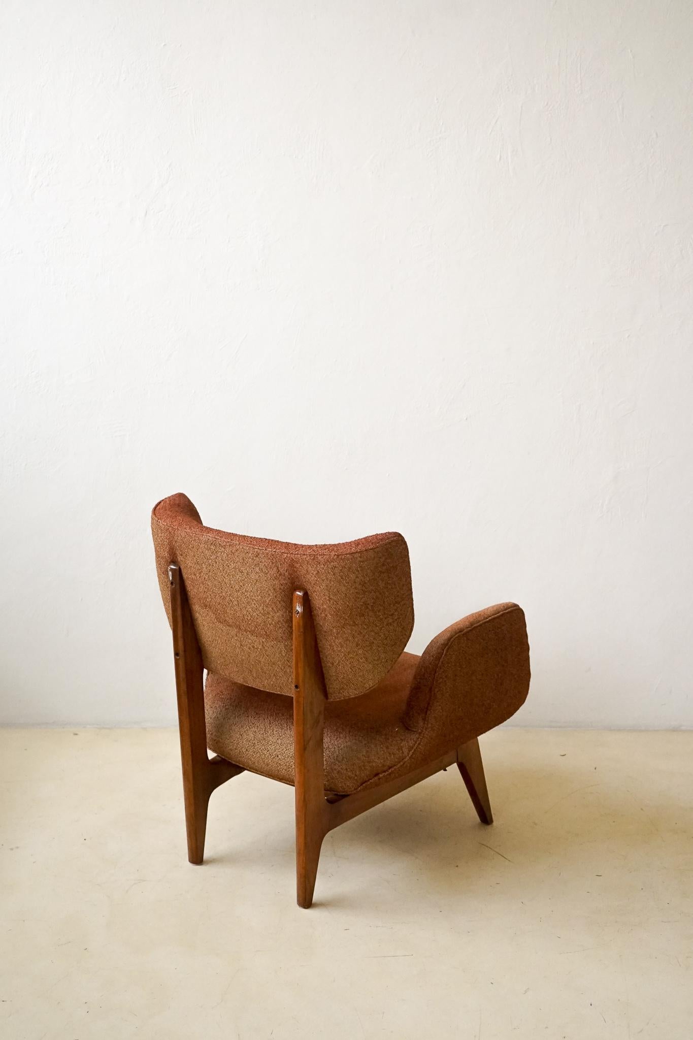 Dieser fabelhafte Sessel wurde von Martin Eisler entworfen und von Forma S.A. hergestellt. Móveis e Objetos de Arte um 1954. Das Stück besteht aus einer massiven Pau-Marfim-Holzstruktur und zwei unabhängigen Volumen für Sitz und Rückenlehne, die