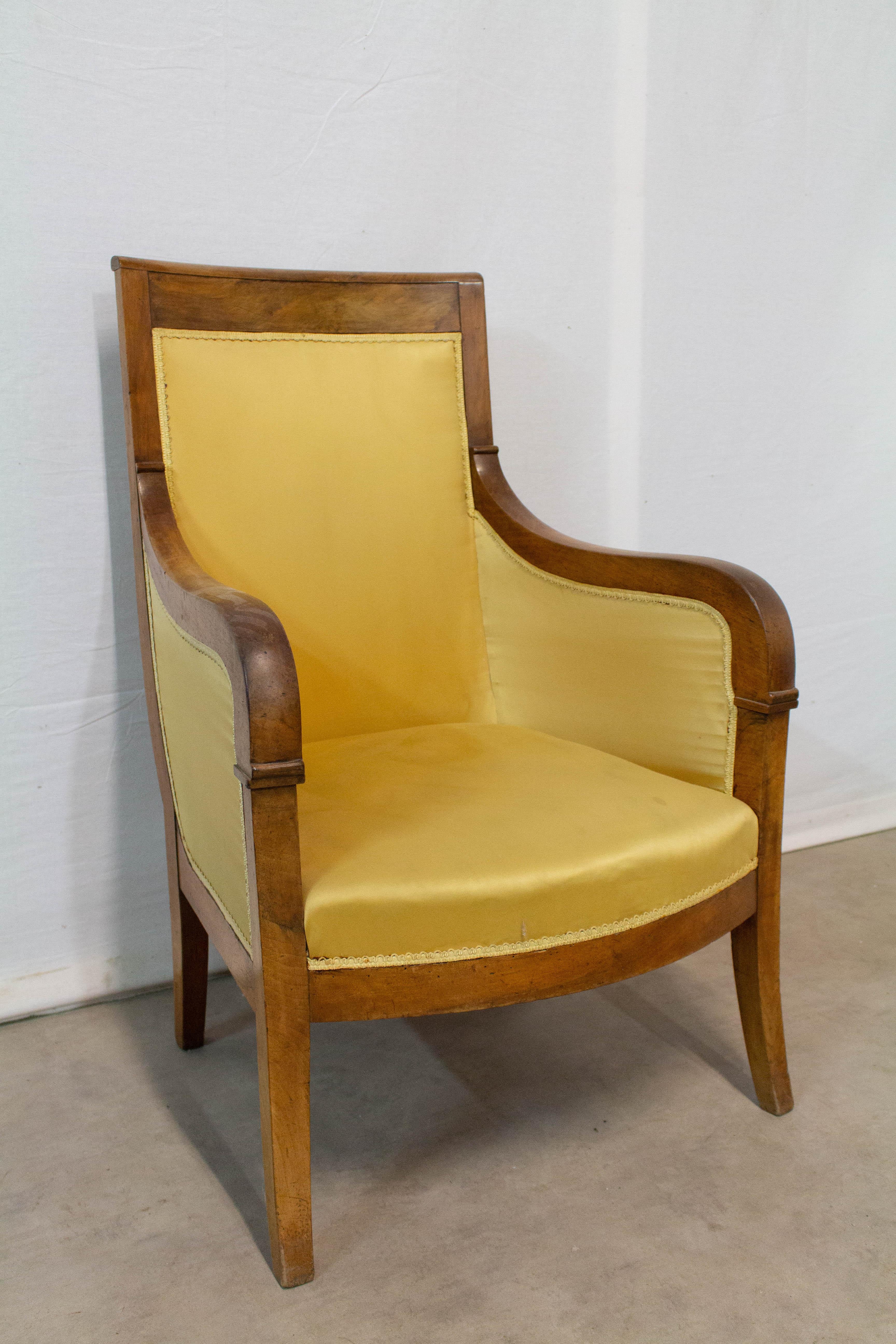 Armchair French Directoire 19th century fauteuil
Walnut
This fauteuil has to be re-upholstered
Good antique patina
Sound and solid.
 
For shipping:
Measures: L 65 x H 98 x P 64cm 13kg.