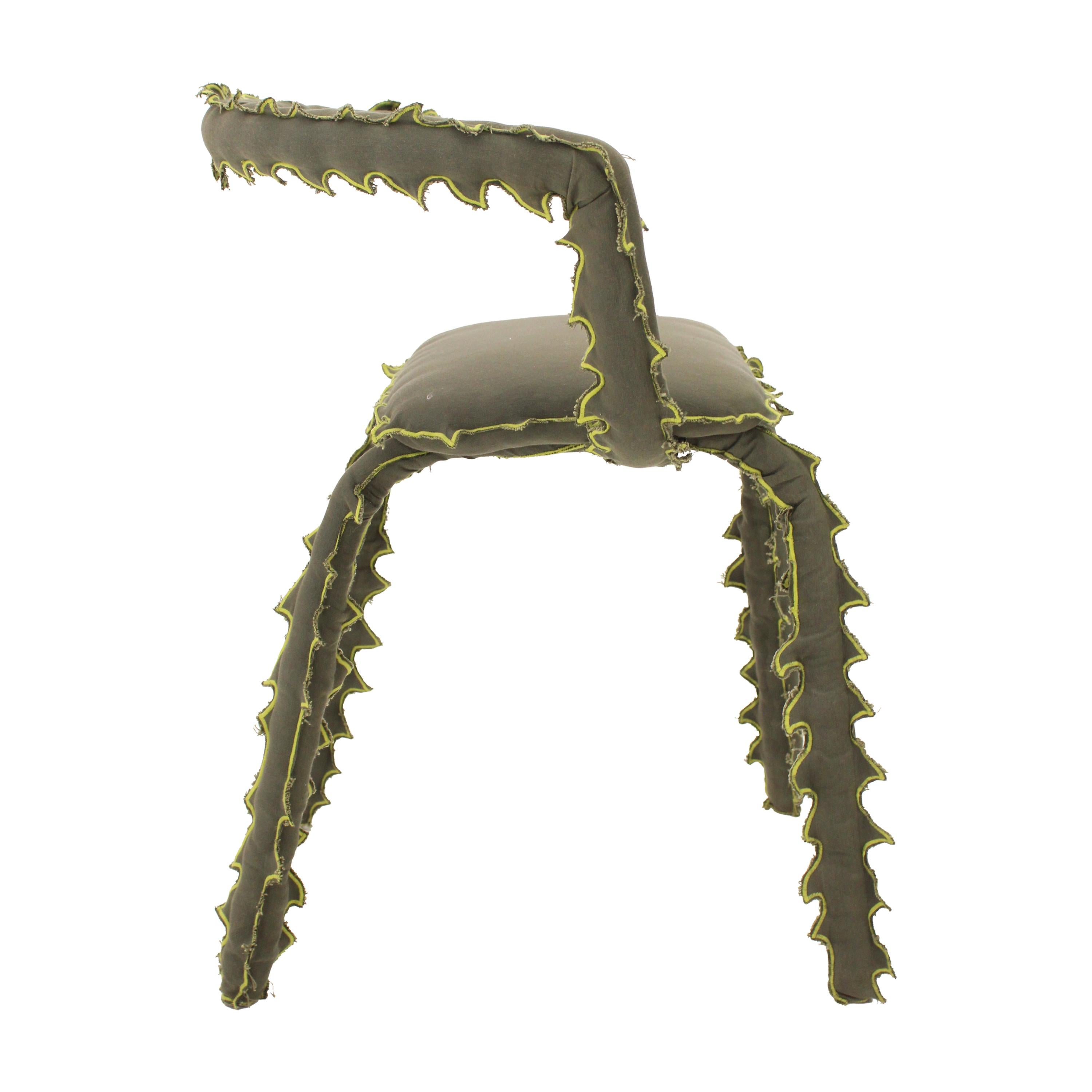 Der Sessel aus der Disguise Serie 00, der von dem in Madrid ansässigen ESTO Studio entworfen wurde, ist als bewohnbare Skulptur gedacht, die die Grenzen zwischen Gebrauchsgegenstand und fantastischem Wesen verwischt.

Die gebogene Stahlrohrstruktur