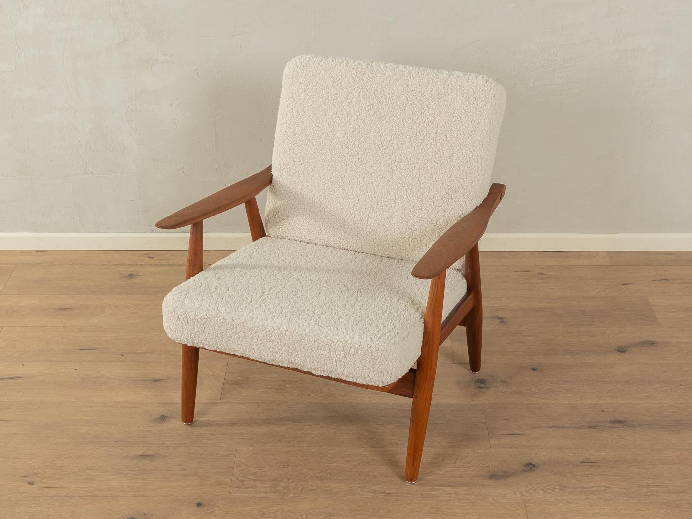 Raro sillón GE 270 de Hans J. Wegner para Getama. Estructura de madera maciza de teca de alta calidad. El sillón se ha retapizado y tapizado con una tela de peluche de alta calidad en color blanco roto.

Características de calidad:

    diseño