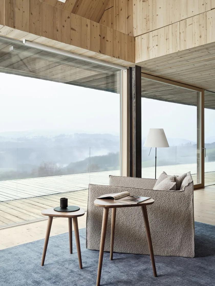 Gervasoni Ghost 01 – Armchair
Design: Paola Navone

Ghost 01 is a versatile and comfortable armchair that combines elegance with functionality. Its minimal structure, padded with polyurethane foam, ensures lasting comfort, while the loose cushions