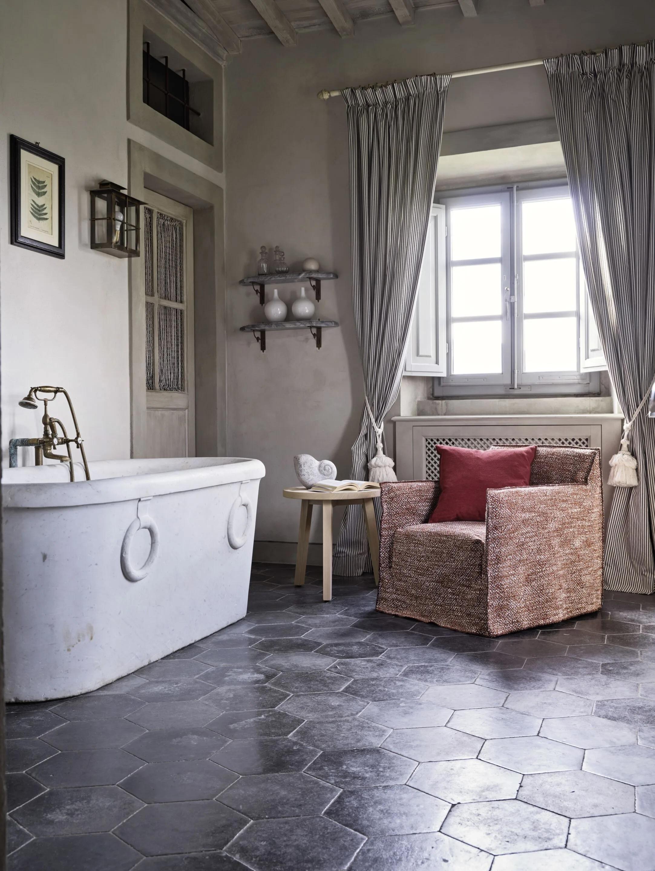 Gervasoni Ghost 05 - Armchair
Design: Paola Navone

Ghost 05 is a refined and comfortable armchair that blends elegance with versatility. Its compact proportions and essential structure, padded with polyurethane foam, provide a light yet durable