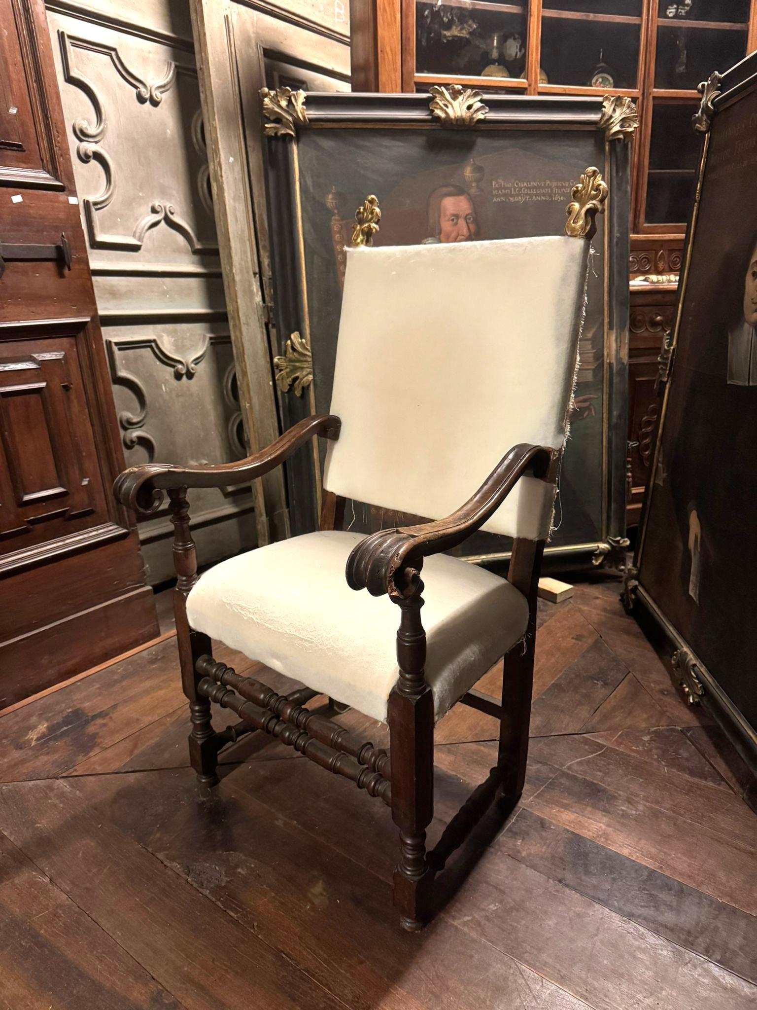 Sillón, silla alta de madera de nogal tallada y tela blanca, Italia en venta 4