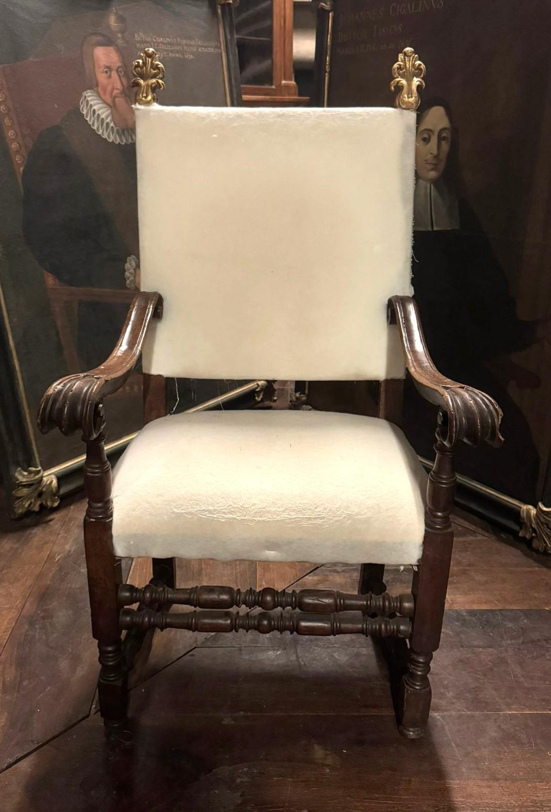Sillón, silla alta de madera de nogal tallada y tela blanca, Italia en venta 5
