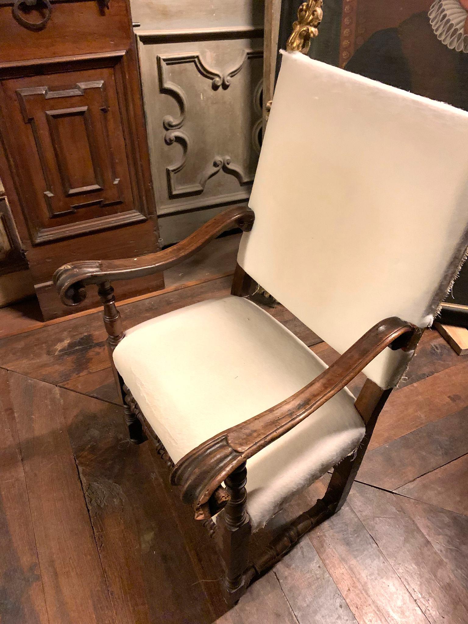 Sillón, silla alta de madera de nogal tallada y tela blanca, Italia en venta 6