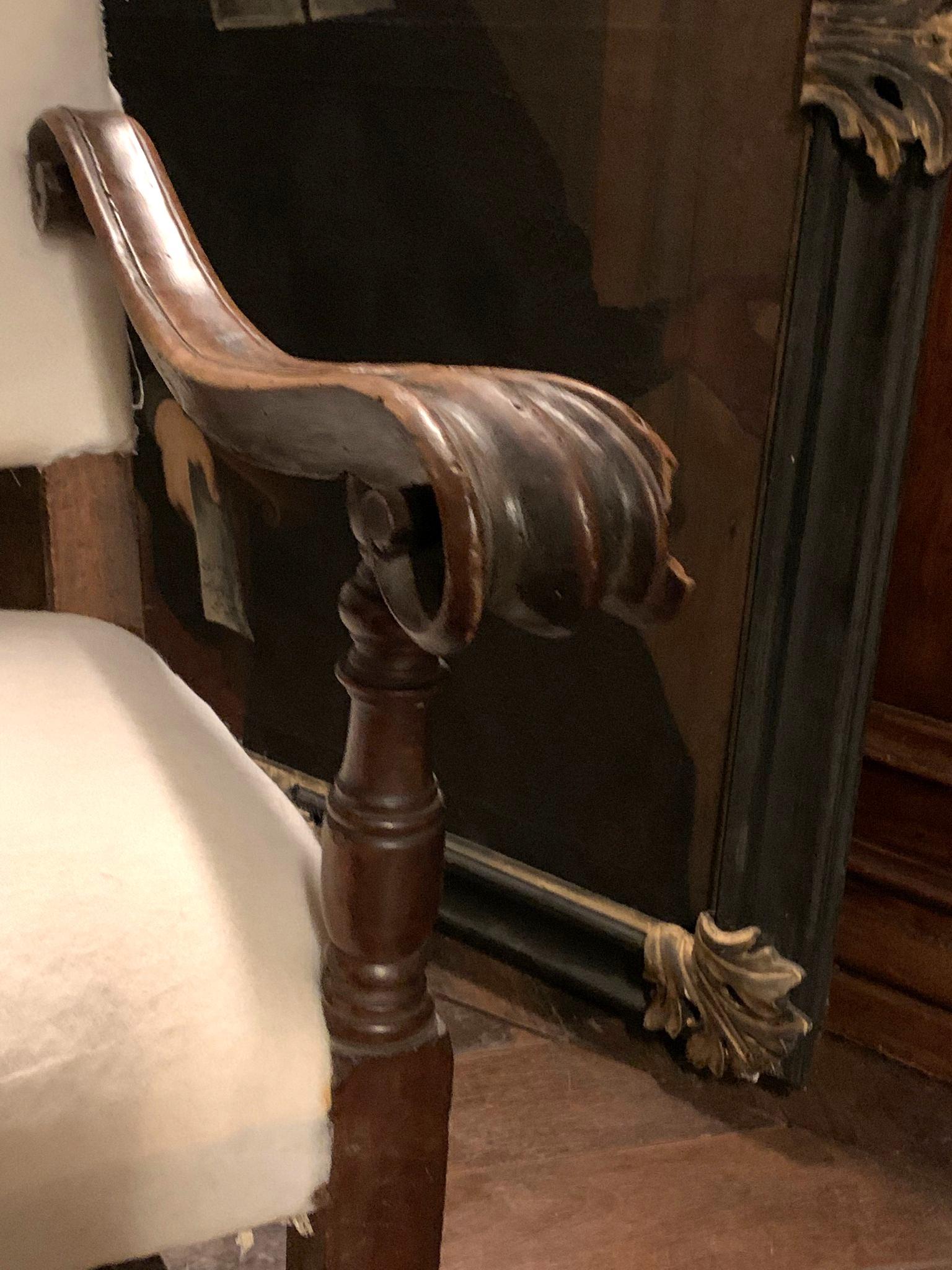 Sillón, silla alta de madera de nogal tallada y tela blanca, Italia en venta 8