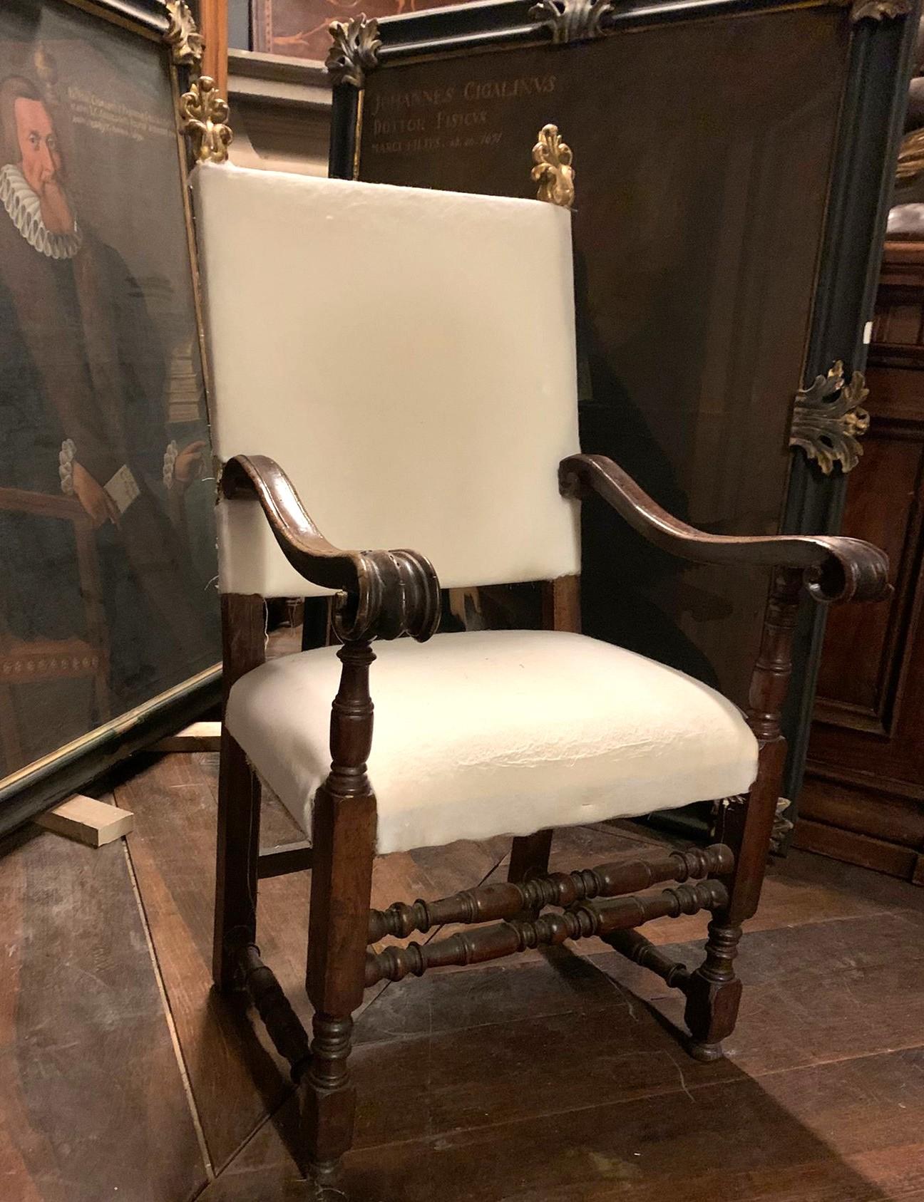 Sillón, silla alta de madera de nogal tallada y tela blanca, Italia en venta 9