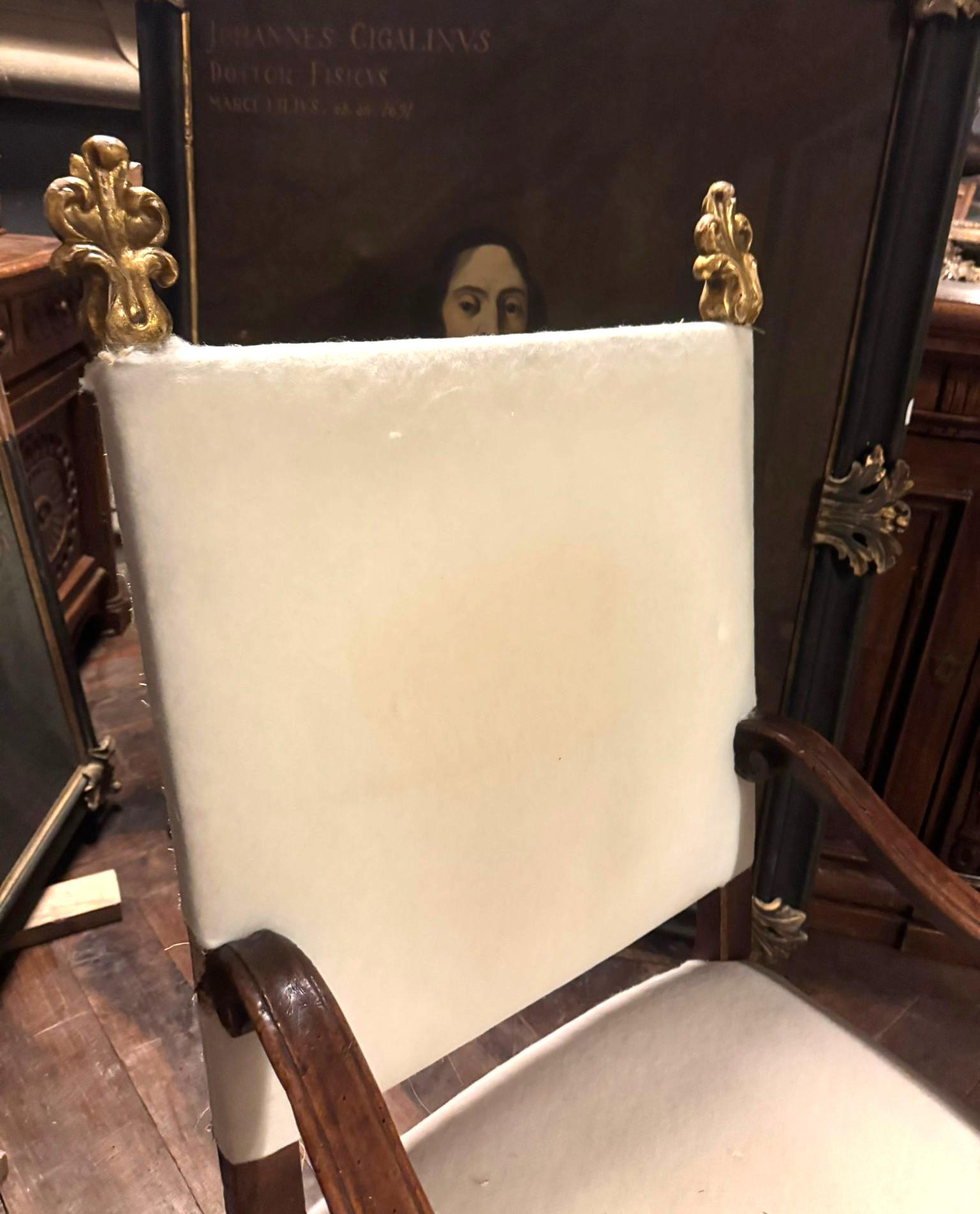 Sillón, silla alta de madera de nogal tallada y tela blanca, Italia Italiano en venta