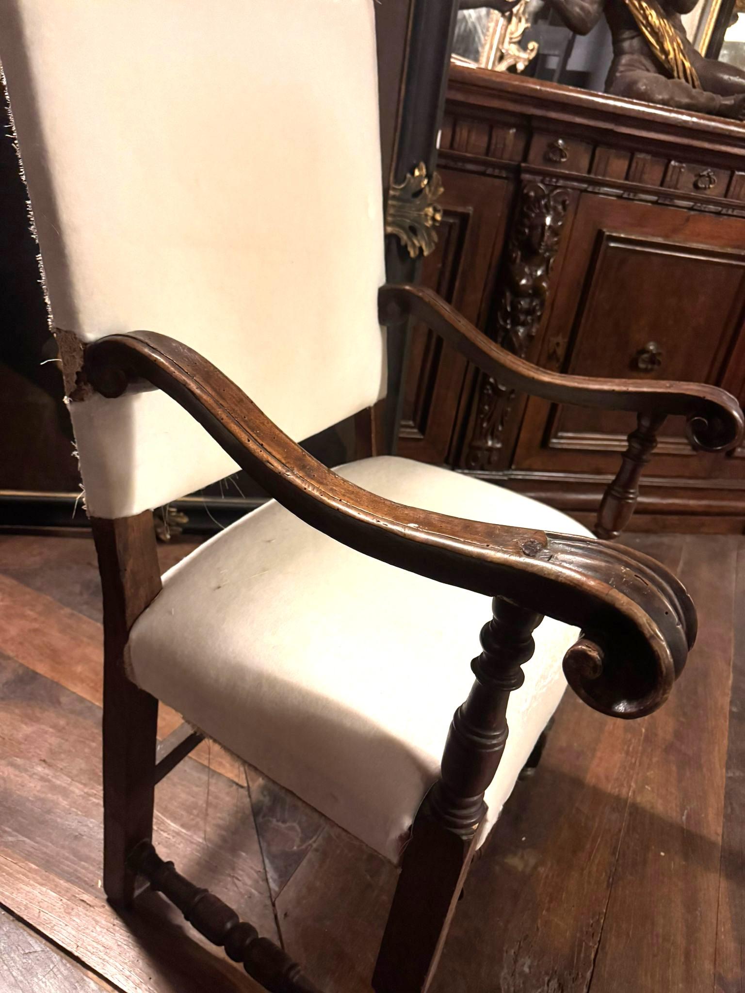 Sillón, silla alta de madera de nogal tallada y tela blanca, Italia en Bueno estado para la venta en Cuneo, Italy (CN)