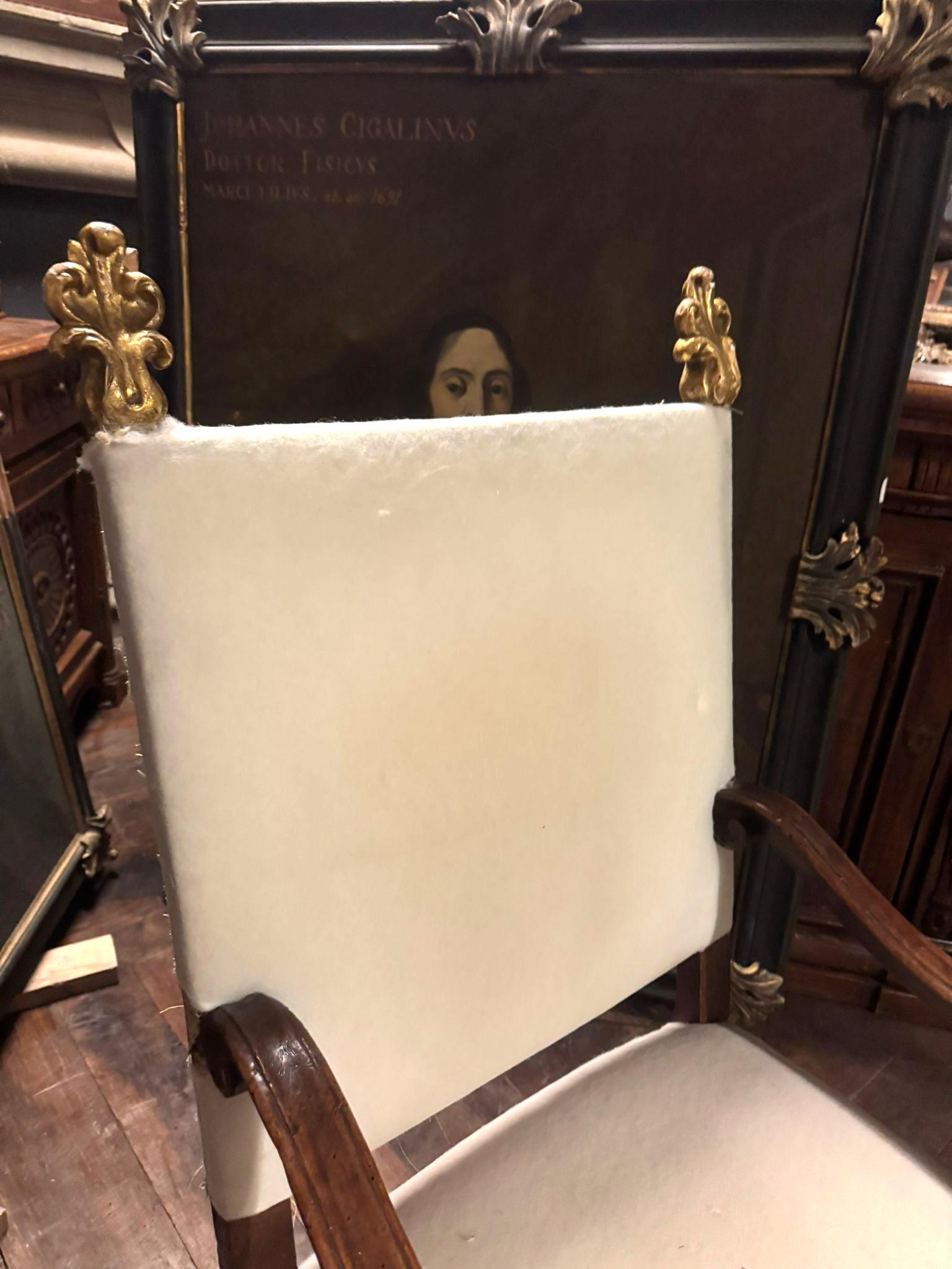 Sillón, silla alta de madera de nogal tallada y tela blanca, Italia siglo XVIII y antes en venta