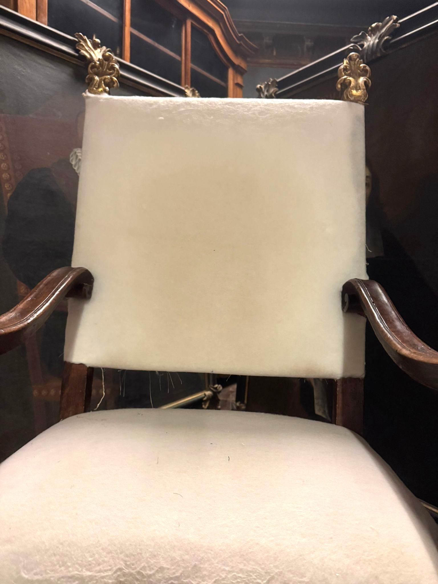 Sillón, silla alta de madera de nogal tallada y tela blanca, Italia Nogal en venta