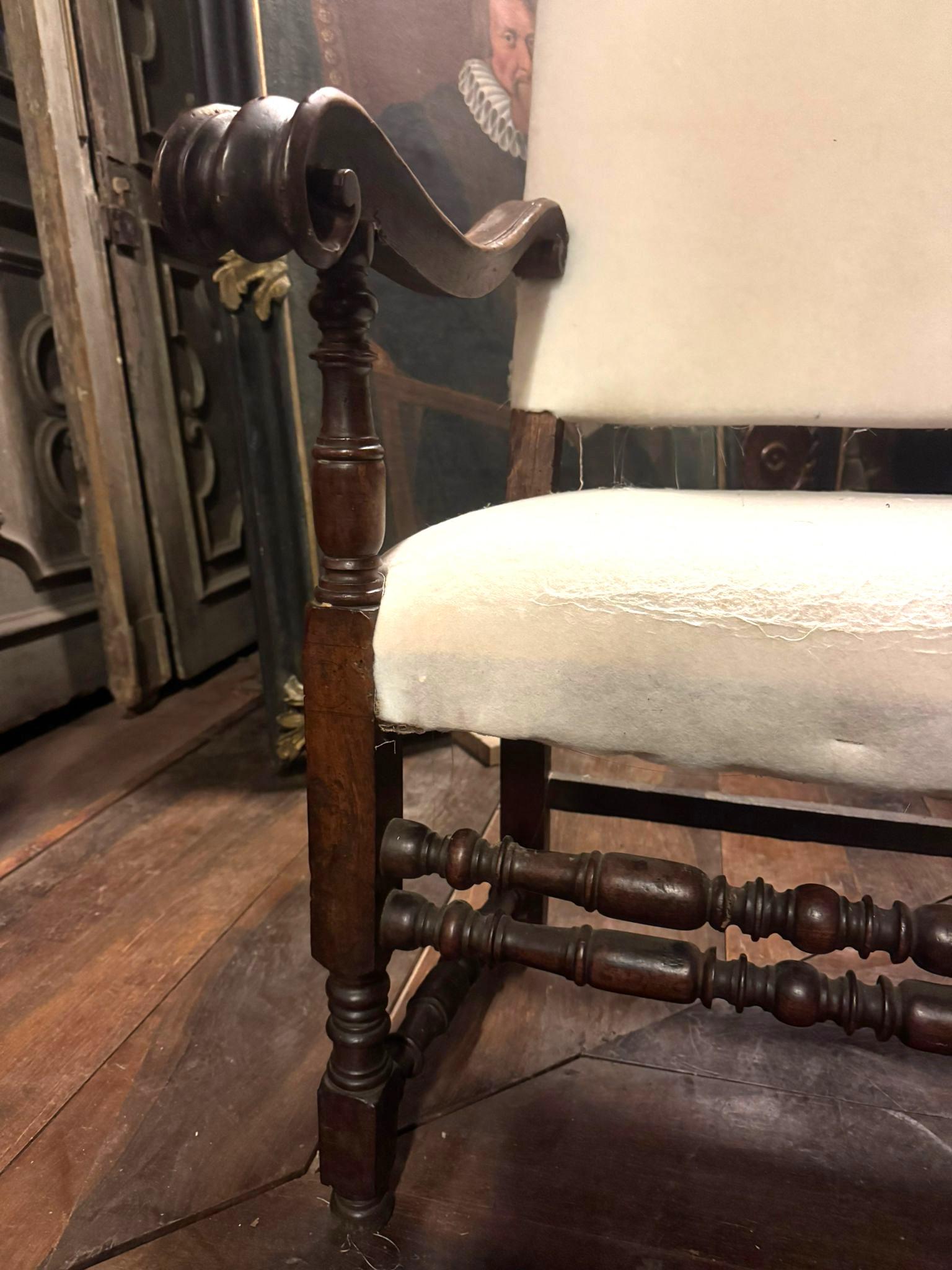 Sillón, silla alta de madera de nogal tallada y tela blanca, Italia en venta 1