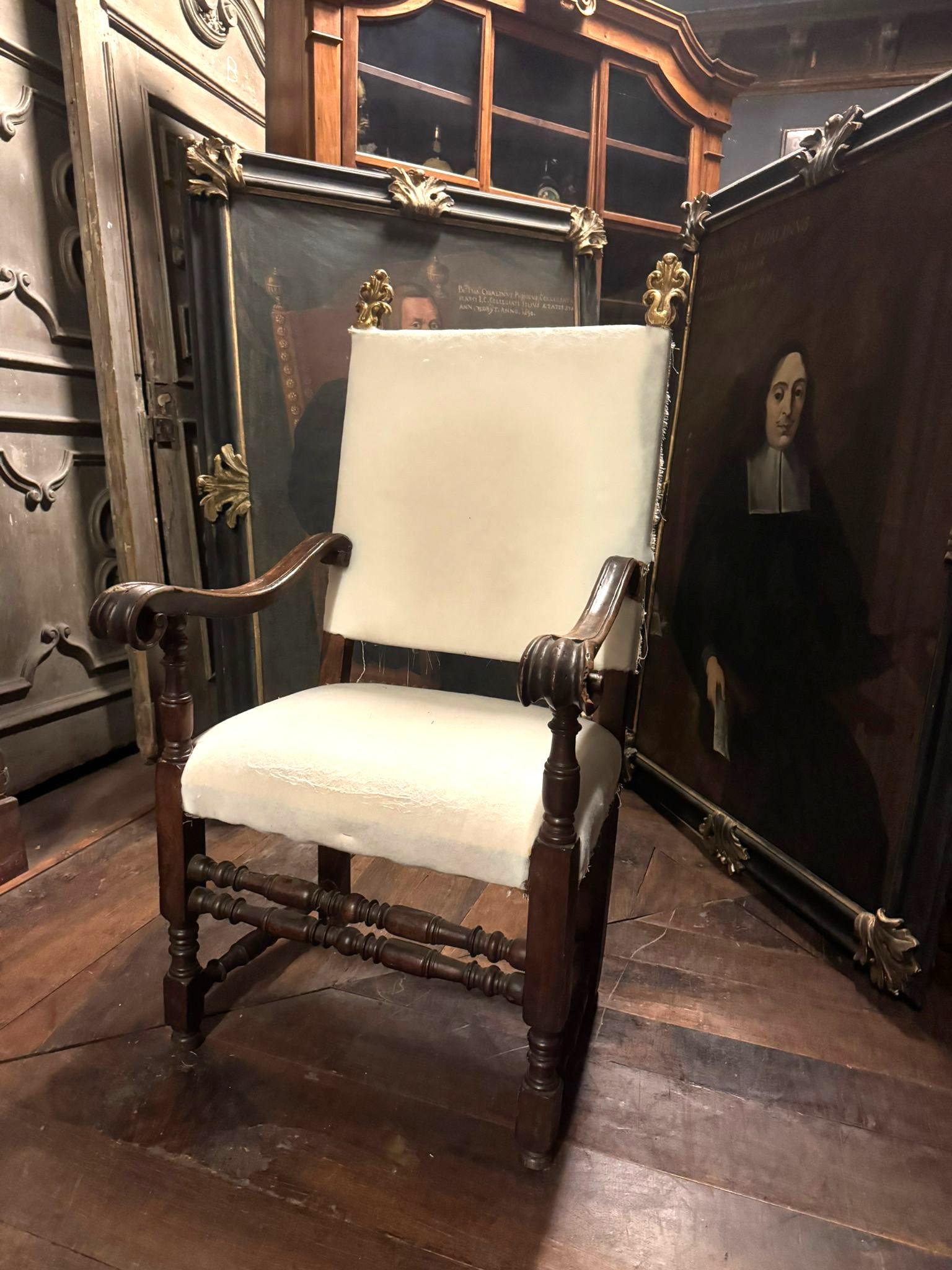 Sillón, silla alta de madera de nogal tallada y tela blanca, Italia en venta 2