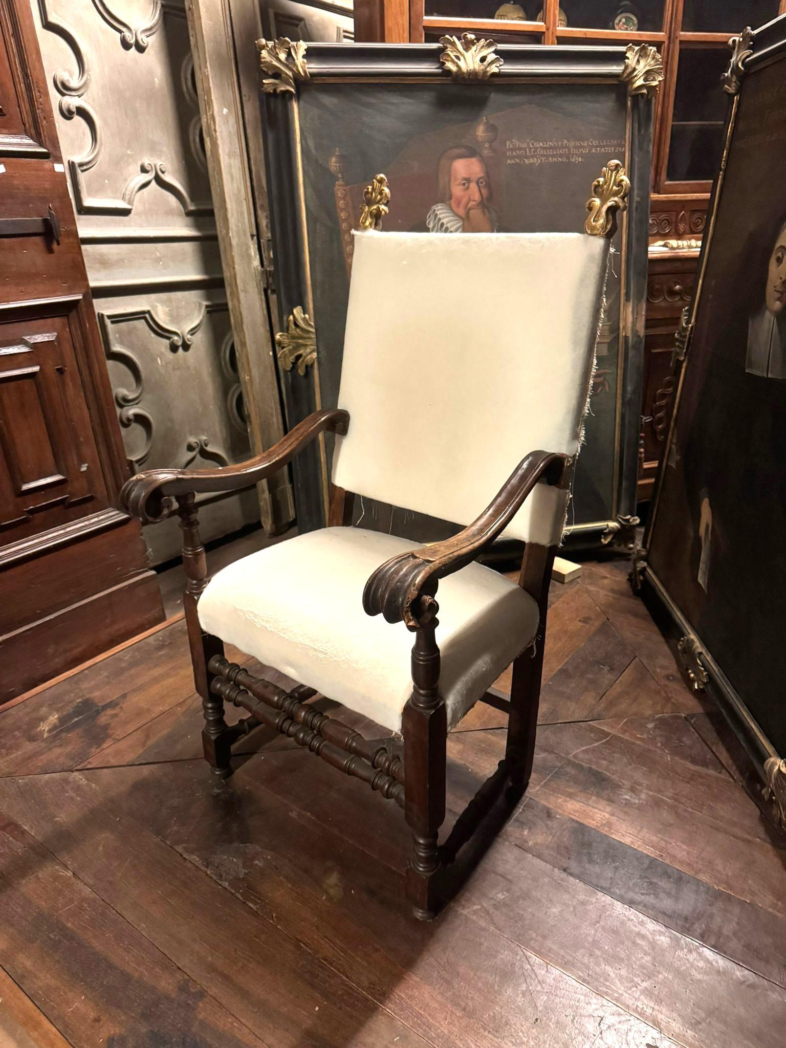 Sillón, silla alta de madera de nogal tallada y tela blanca, Italia en venta 3