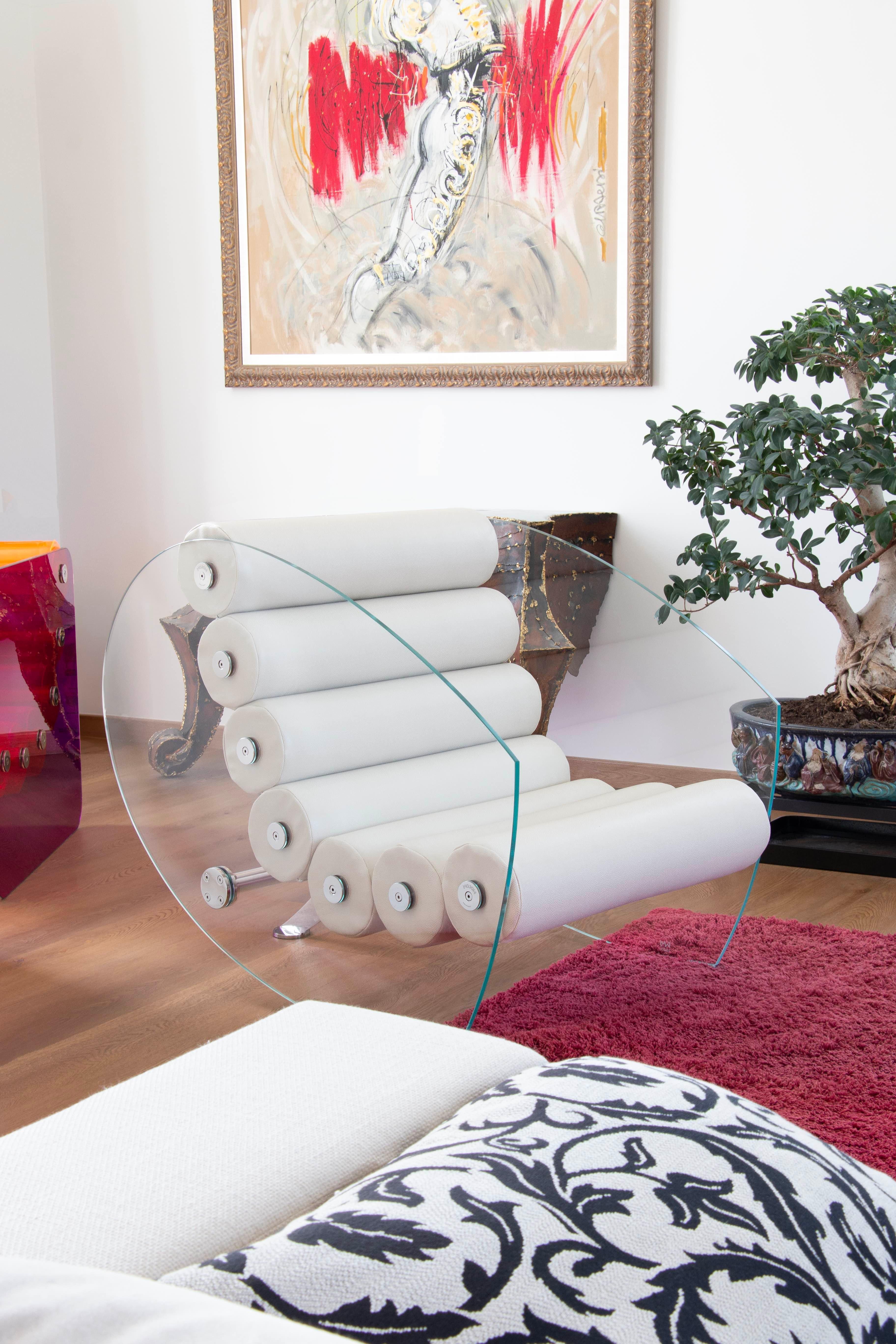 Ultra-design and sculptural, the MW05 armchair is a true work of art, crafted with Altuglas panels. This premium material, renowned for its exceptional transparency, durability, and resistance, offers a lighter and stronger alternative to