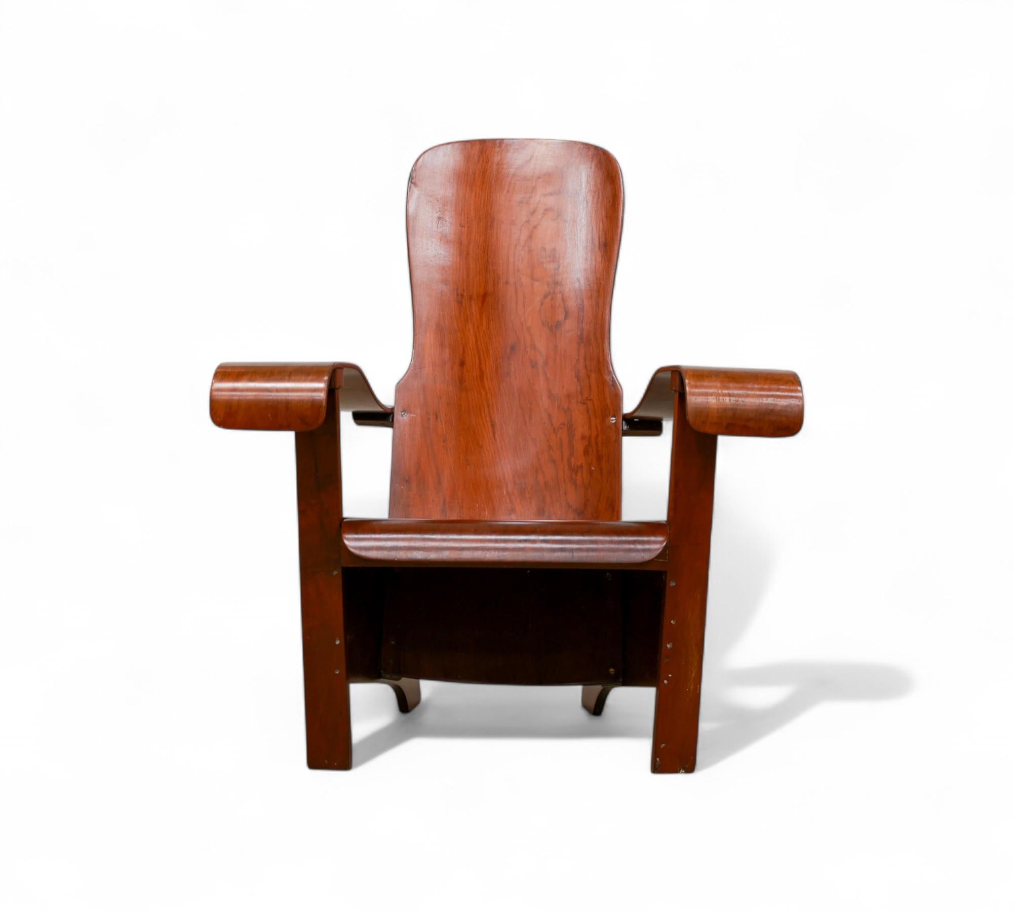 This exceptional armchair, crafted by renowned Brazilian designer Cimo in the 1950s, showcases an exquisite sculptural form and is constructed entirely of beautiful bentwood.The armchair boasts a tall backrest and a spacious seat rest with