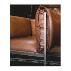 Sillón de cuero coñac y estructura de acero cortado por láser y chapado en latón bruñido