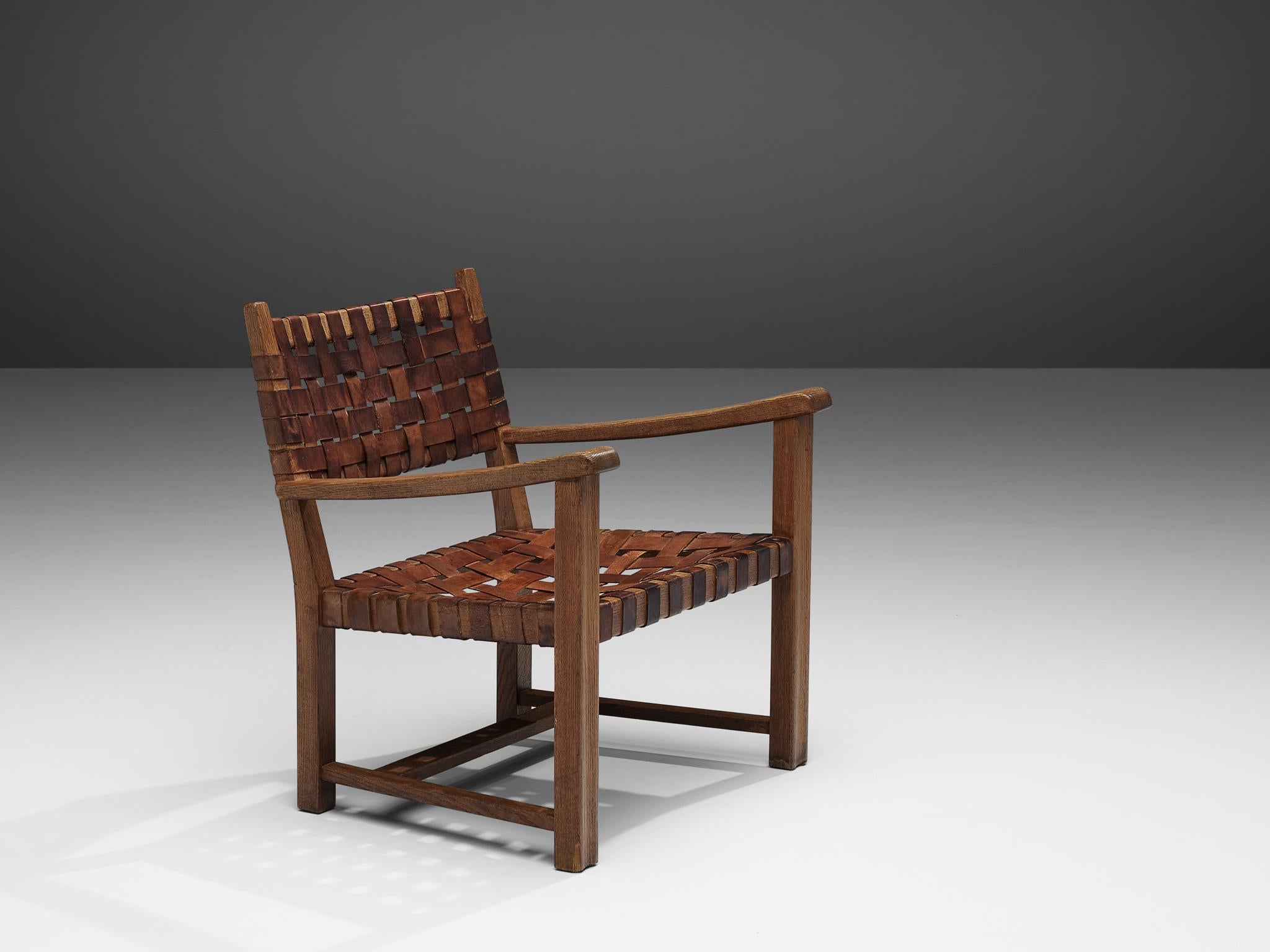 Sessel, Leder cognac, Eiche massiv, Europa, 1960er Jahre

Wunderschöner Sessel aus massiver Eiche. Dieser Sessel hat mit seinem stabilen Eichengestell ein rustikales Aussehen. Die Armlehnen sind leicht geschwungen und haben abgerundete Kanten.