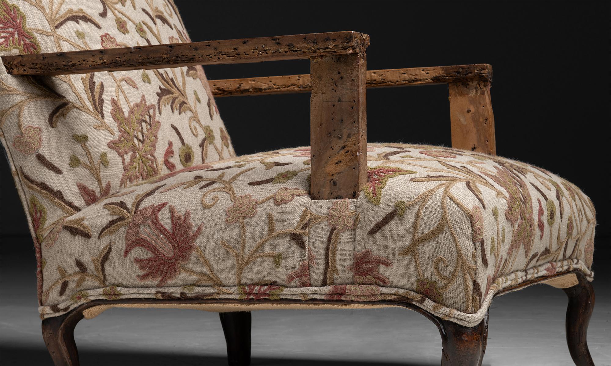Armchair in Embroidered Linen, France circa 1790 In Good Condition In Culver City, CA