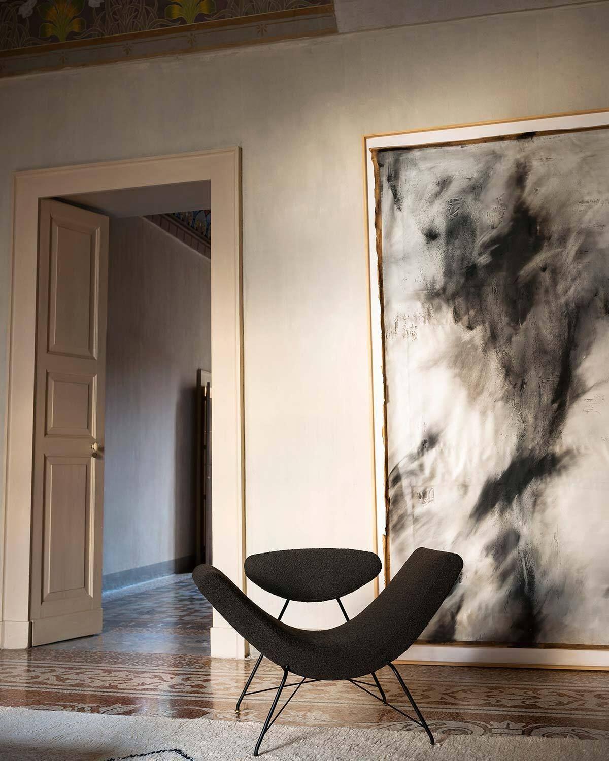 Der Reversível Sessel, entworfen von Martin Eisler (1955/2019), ist ein Meisterwerk des brasilianischen Designs der 1950er Jahre, das mit zeitgenössischer Eleganz neu interpretiert wurde. Die klaren Linien, die fließende Bewegung und die skulpturale