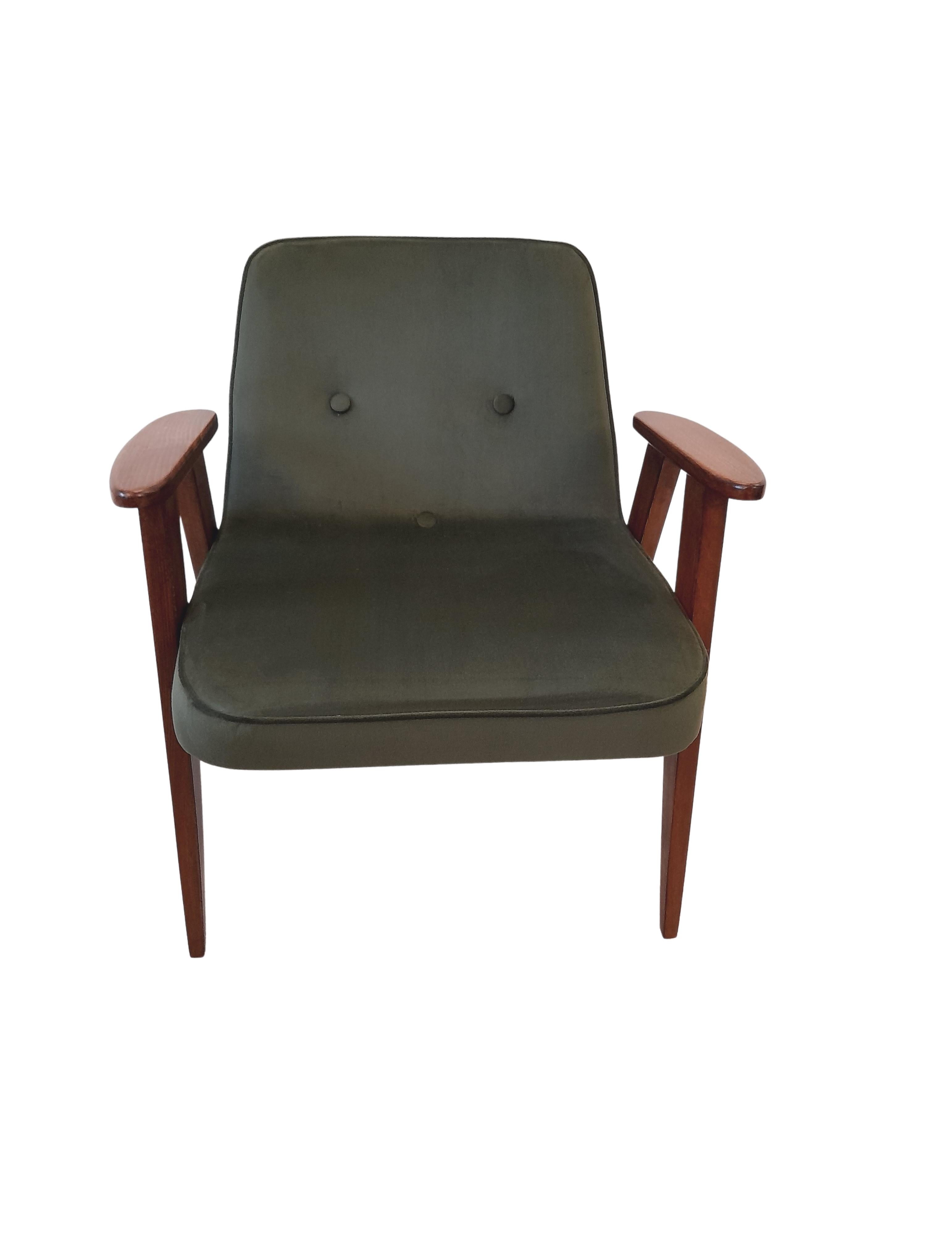 Sessel aus grünem Samt, Modell 366, von Józef Chierowski, 1960er Jahre (Moderne der Mitte des Jahrhunderts)