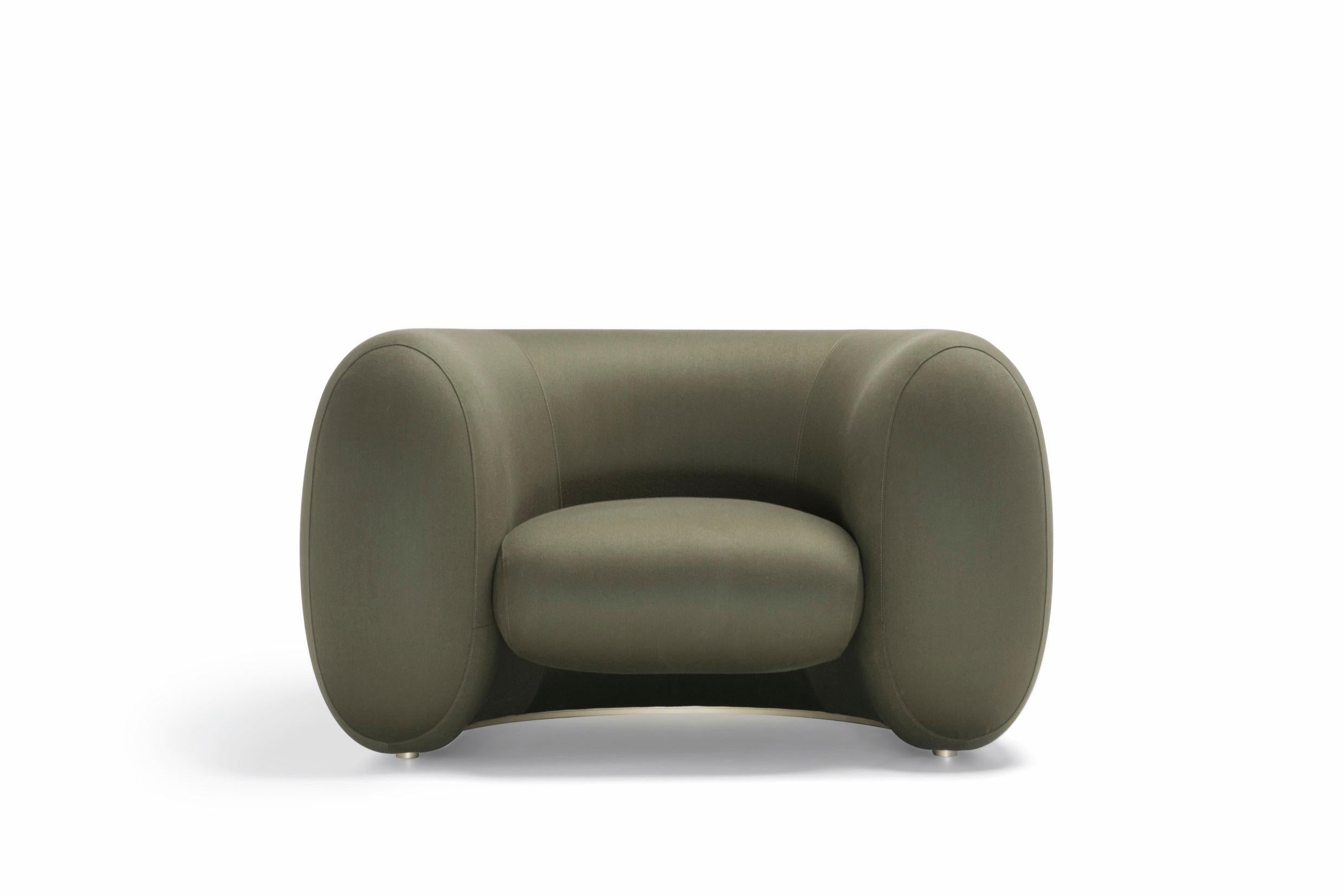 Le fauteuil Cinnamon de Naoto Fukasawa, unique par son style et sa structure, enveloppe le corps comme une étreinte réconfortante. Construite sur une base incurvée, la forme de la chaise suit la forme curviligne, créant ainsi une enveloppe