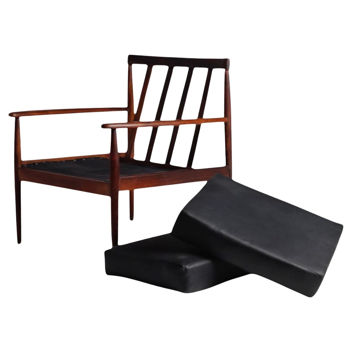 Poltrona in legno duro e tessuto nero di Fabrice, 1960 ca. in vendita