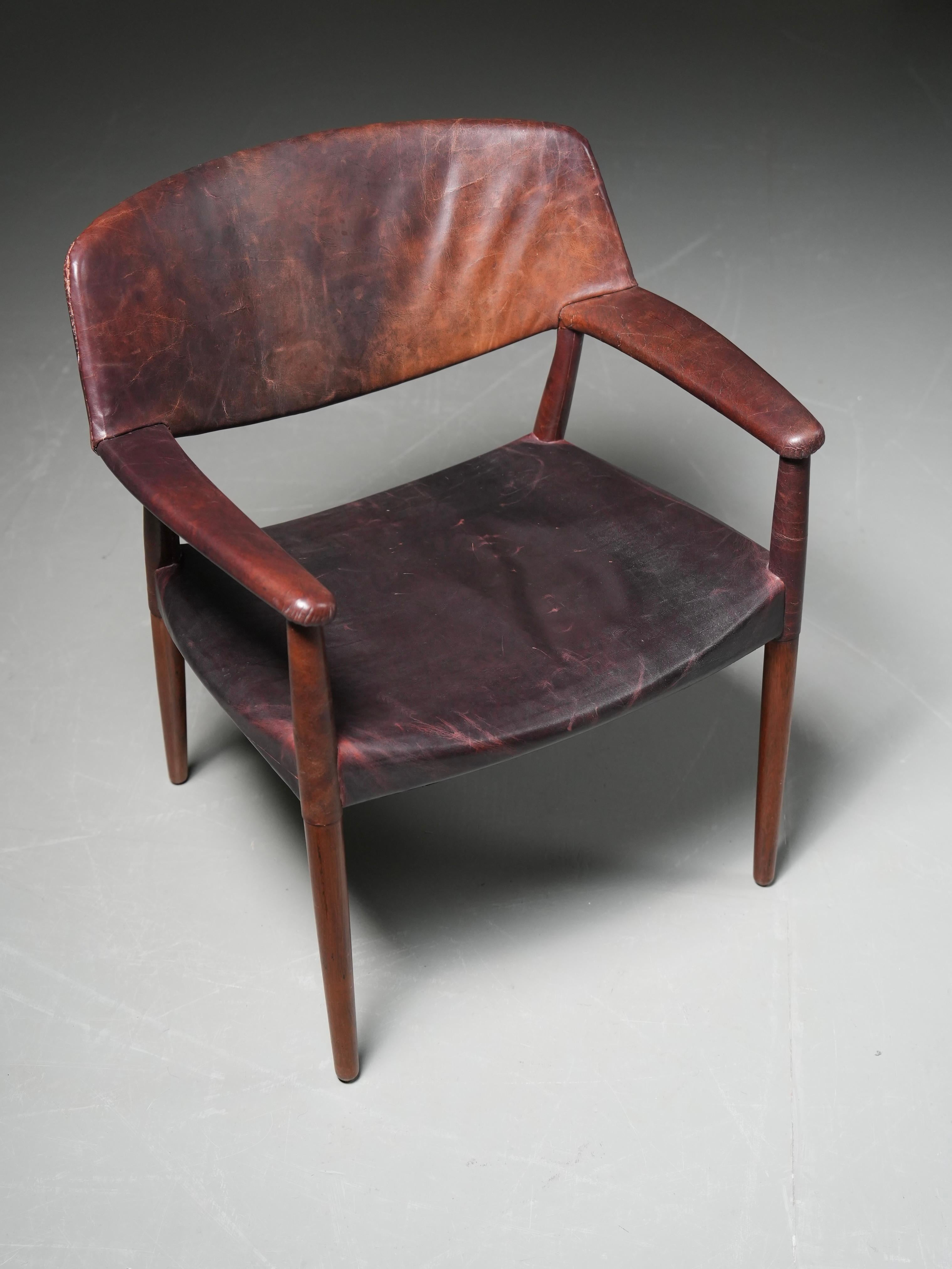 Mid-Century moderno Armchair in Leather and Teak by Larsen and Bender for Willy Beck, Denmark, 1950 in vendita