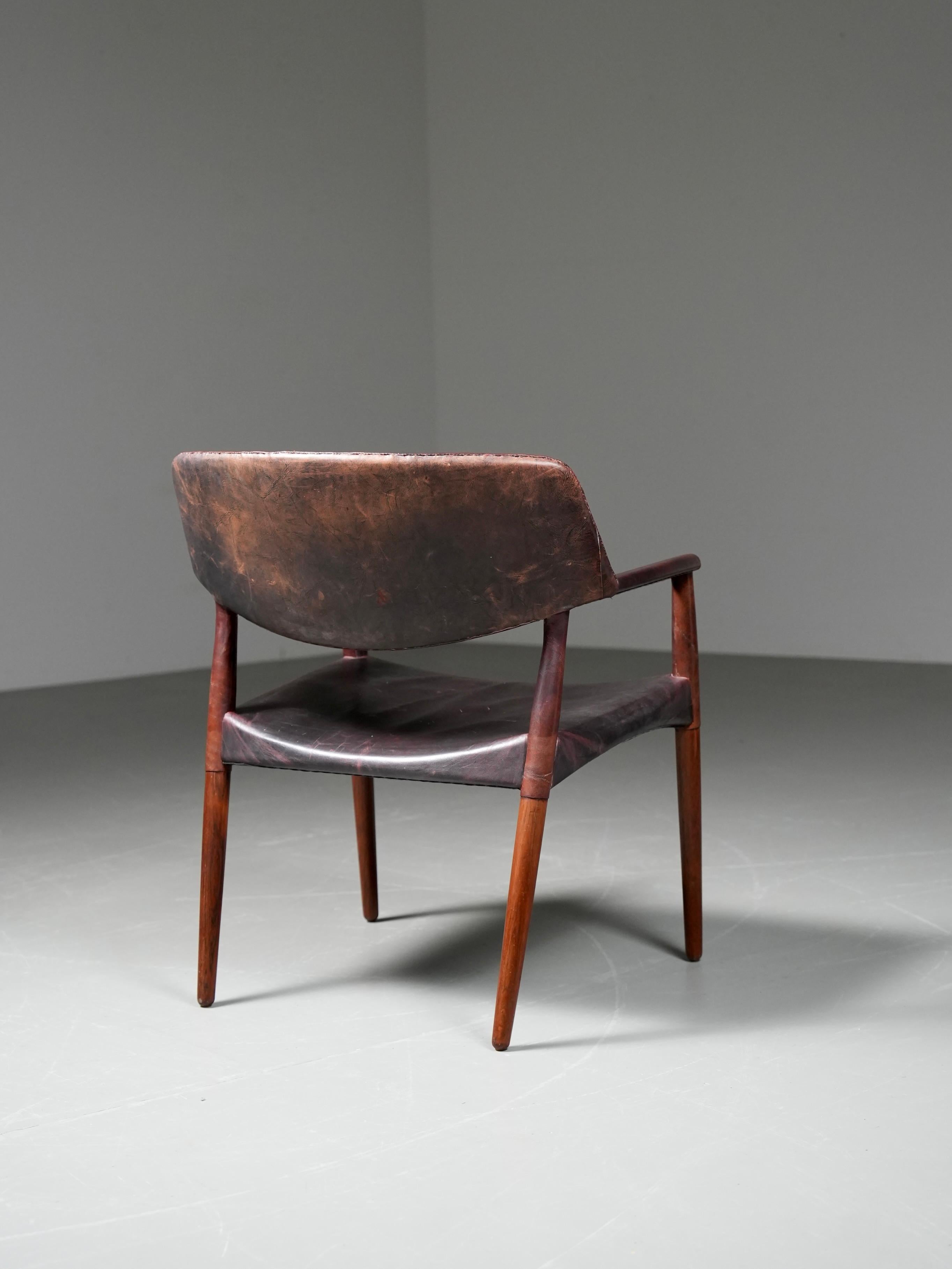 Danese Armchair in Leather and Teak by Larsen and Bender for Willy Beck, Denmark, 1950 in vendita