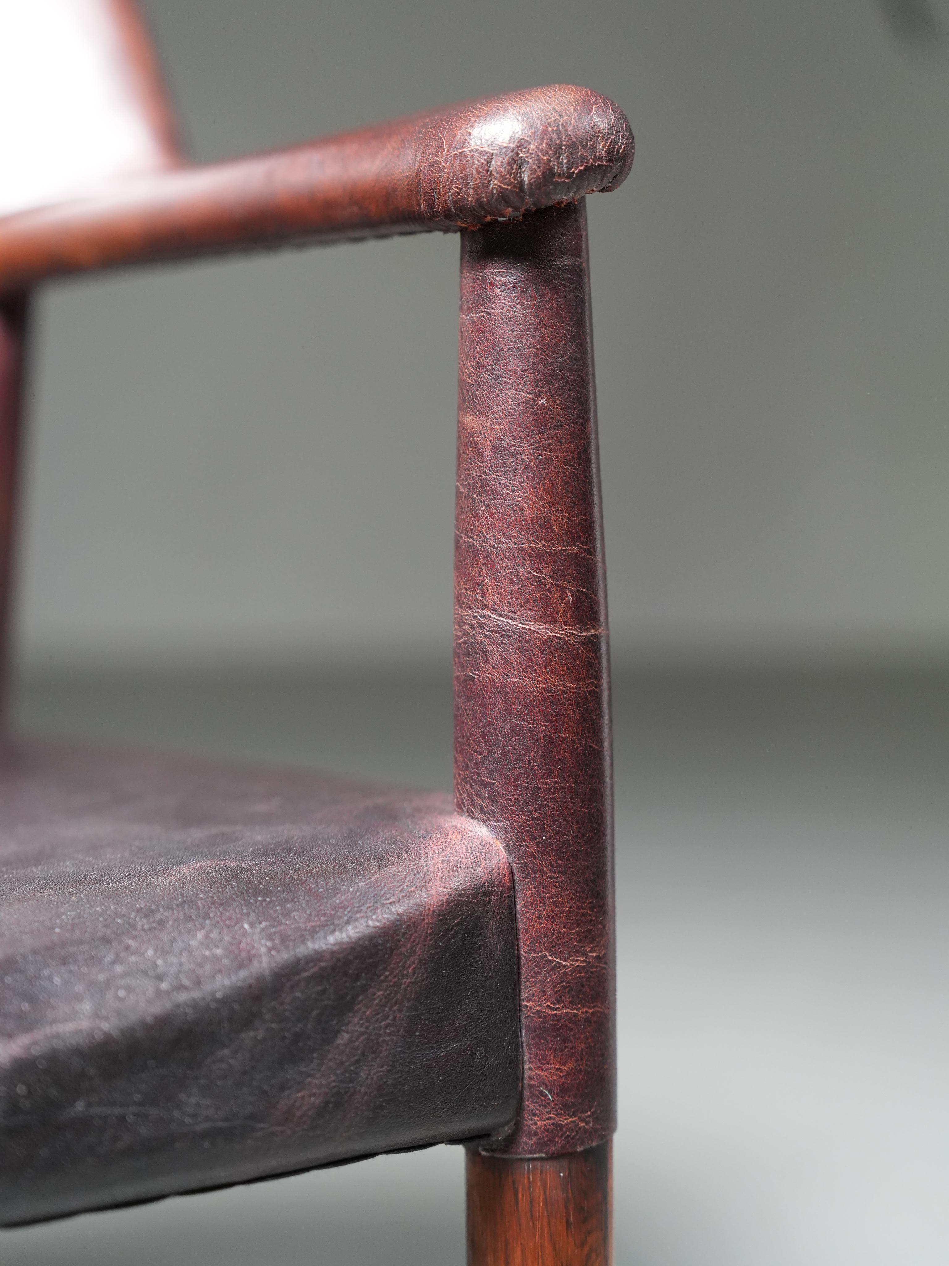 Metà XX secolo Armchair in Leather and Teak by Larsen and Bender for Willy Beck, Denmark, 1950 in vendita