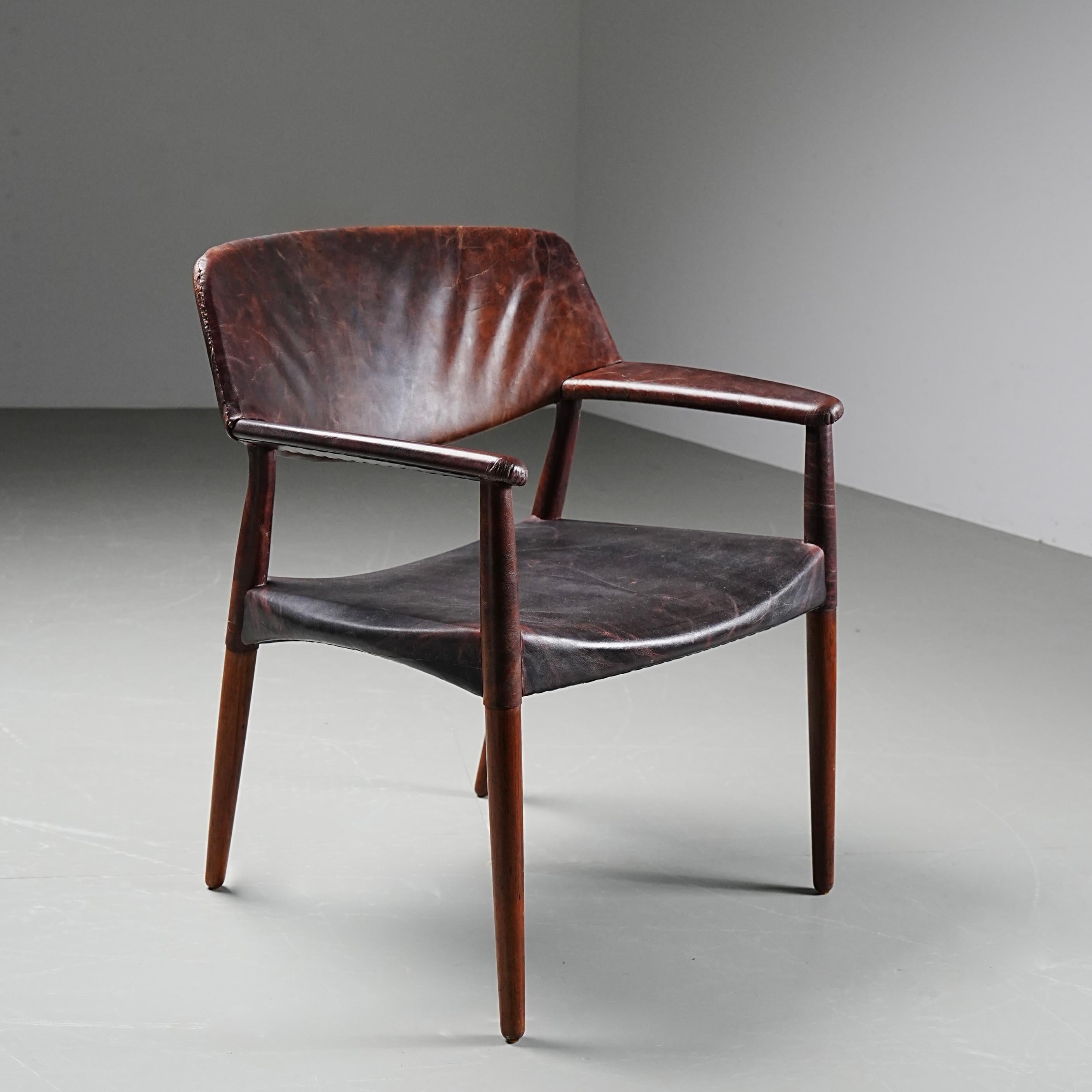 Pelle Armchair in Leather and Teak by Larsen and Bender for Willy Beck, Denmark, 1950 in vendita