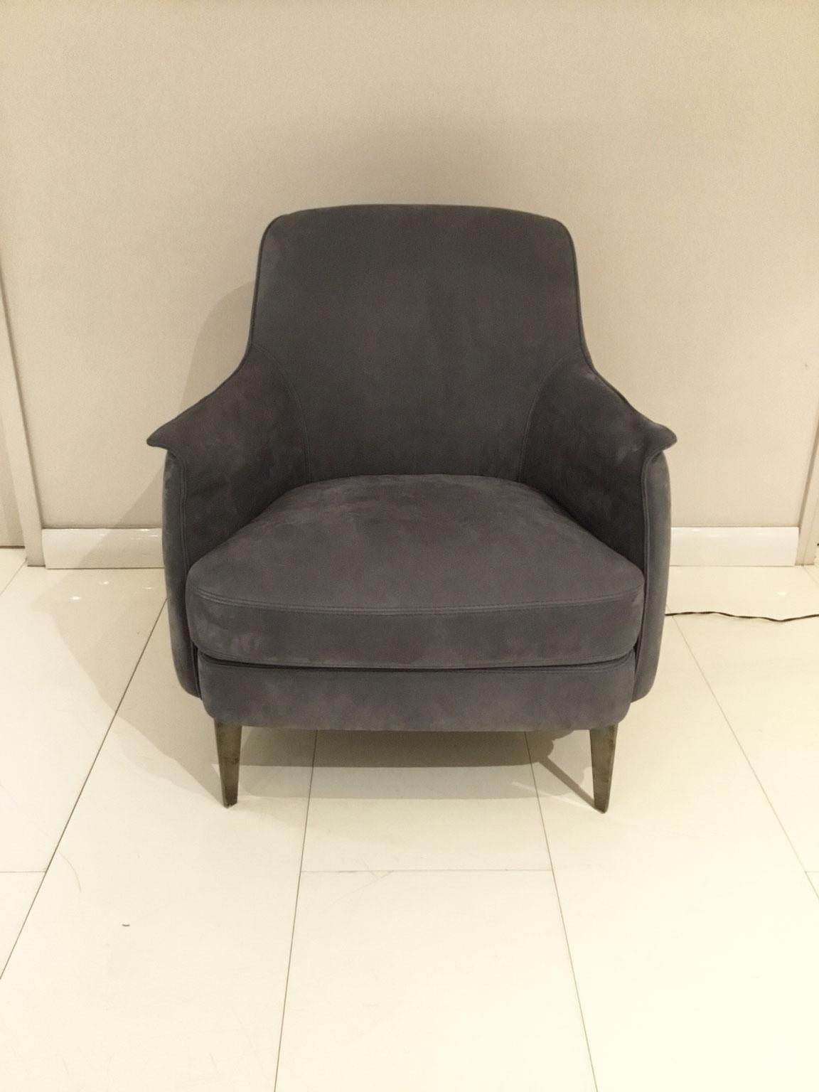 The design of this model successfully combines the elegance of the past with modern inspirations in order to offer a comfortable and classy armchair - suitable for the most elegant environments.
Its harmonious lines provide safe and comfortable