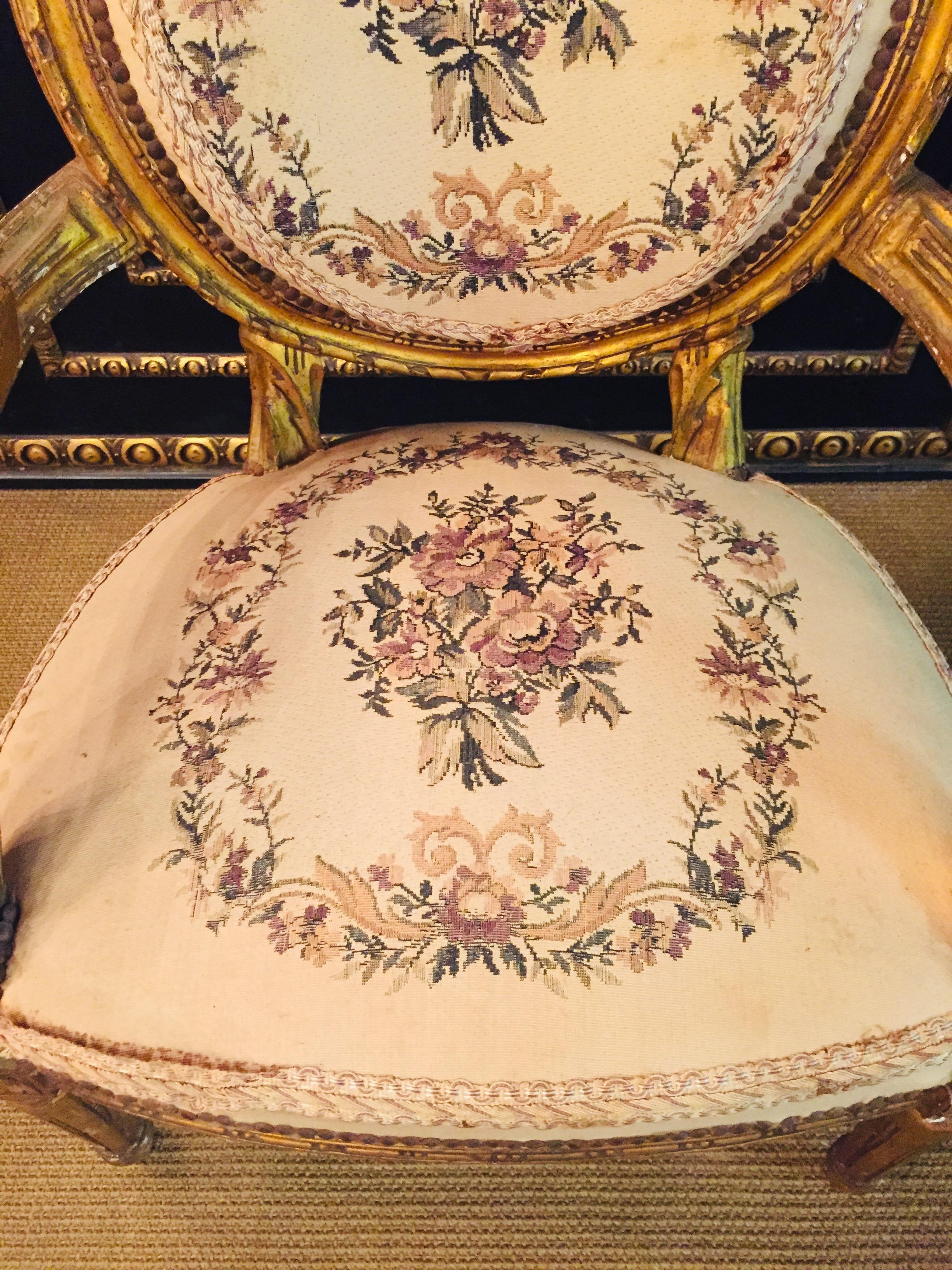 Fauteuil de style Louis Seize en tissu de tapisserie doré 2