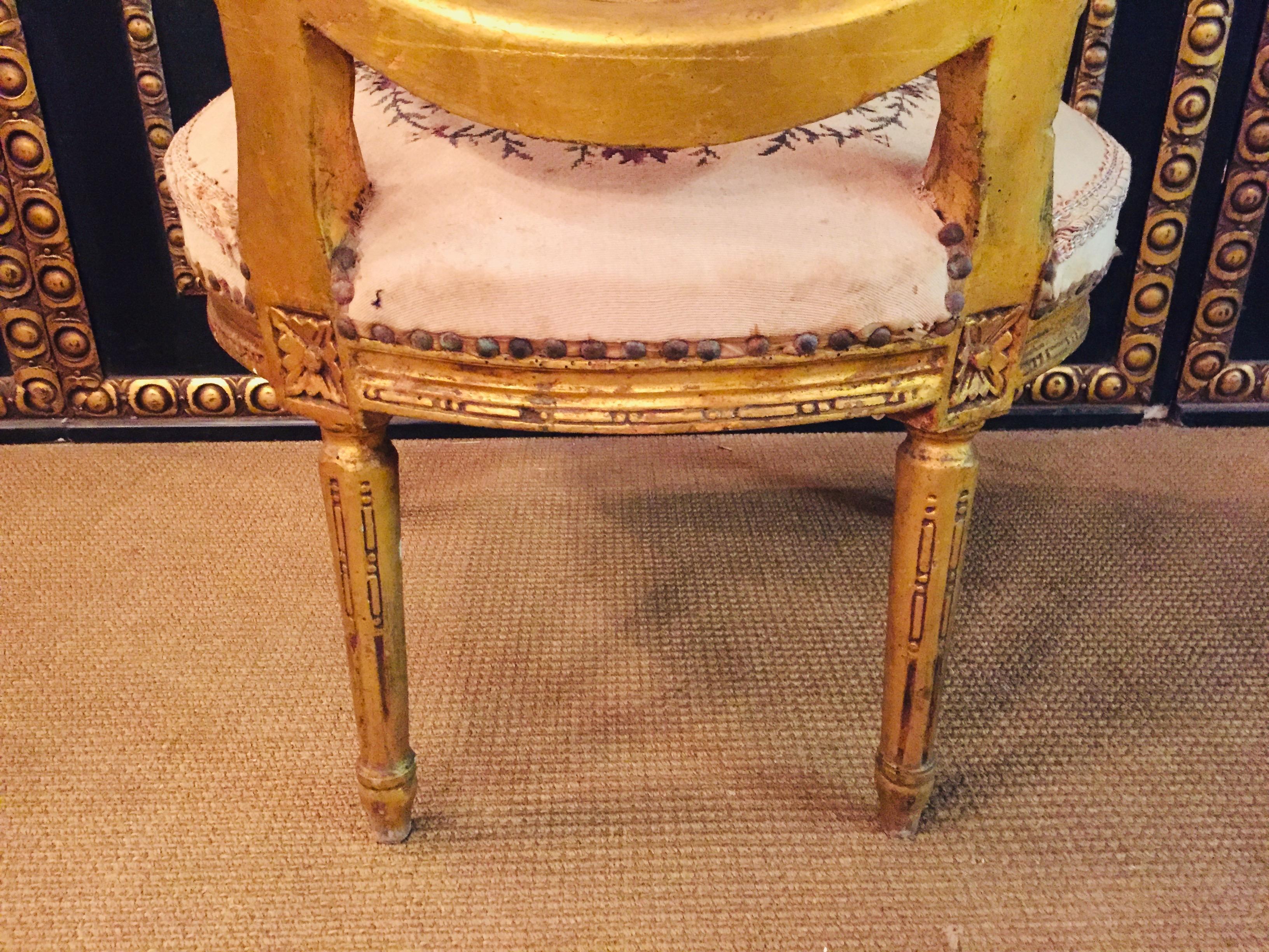 Fauteuil de style Louis Seize en tissu de tapisserie doré 8