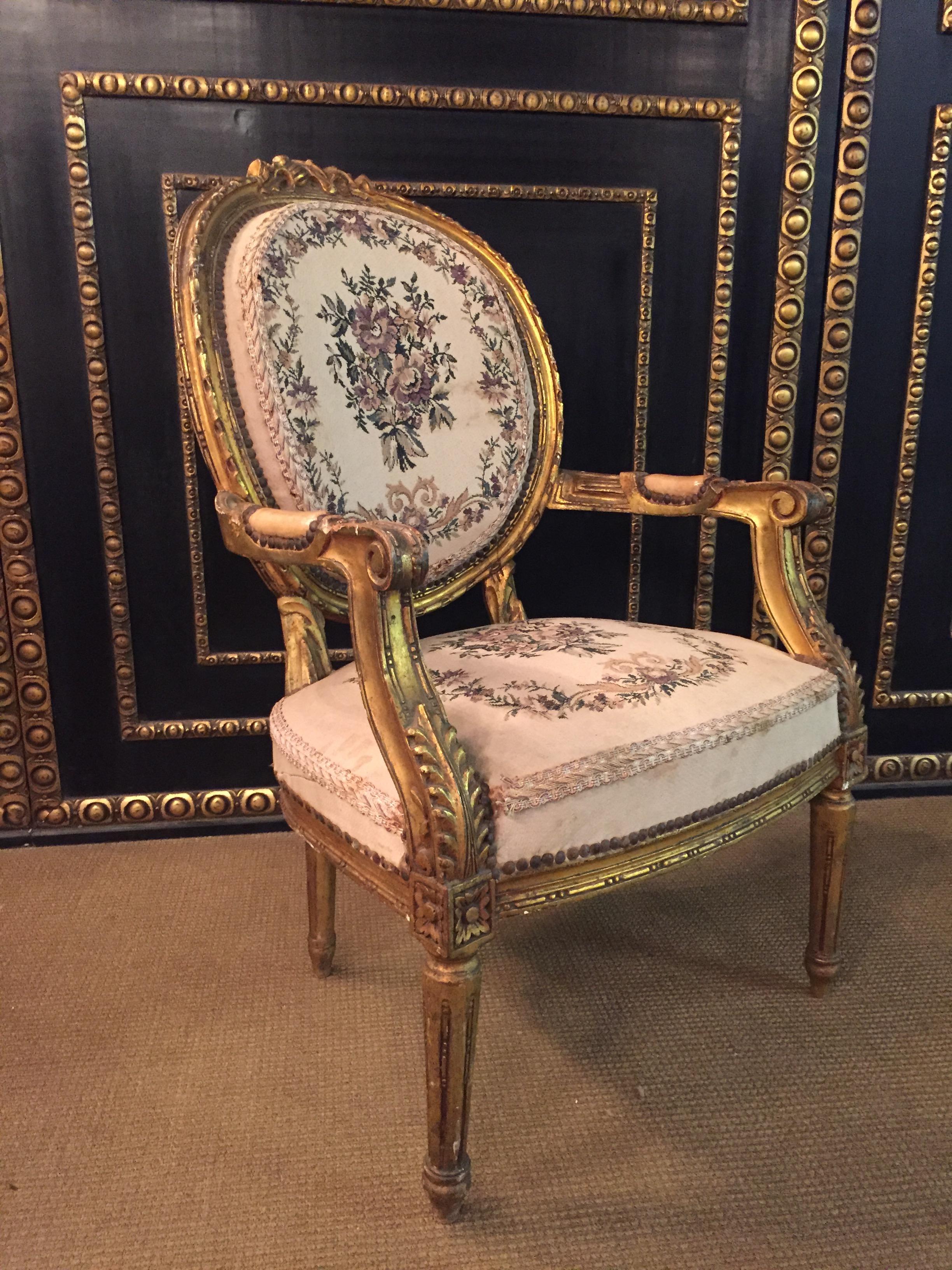 Sculpté à la main Fauteuil de style Louis Seize en tissu de tapisserie doré