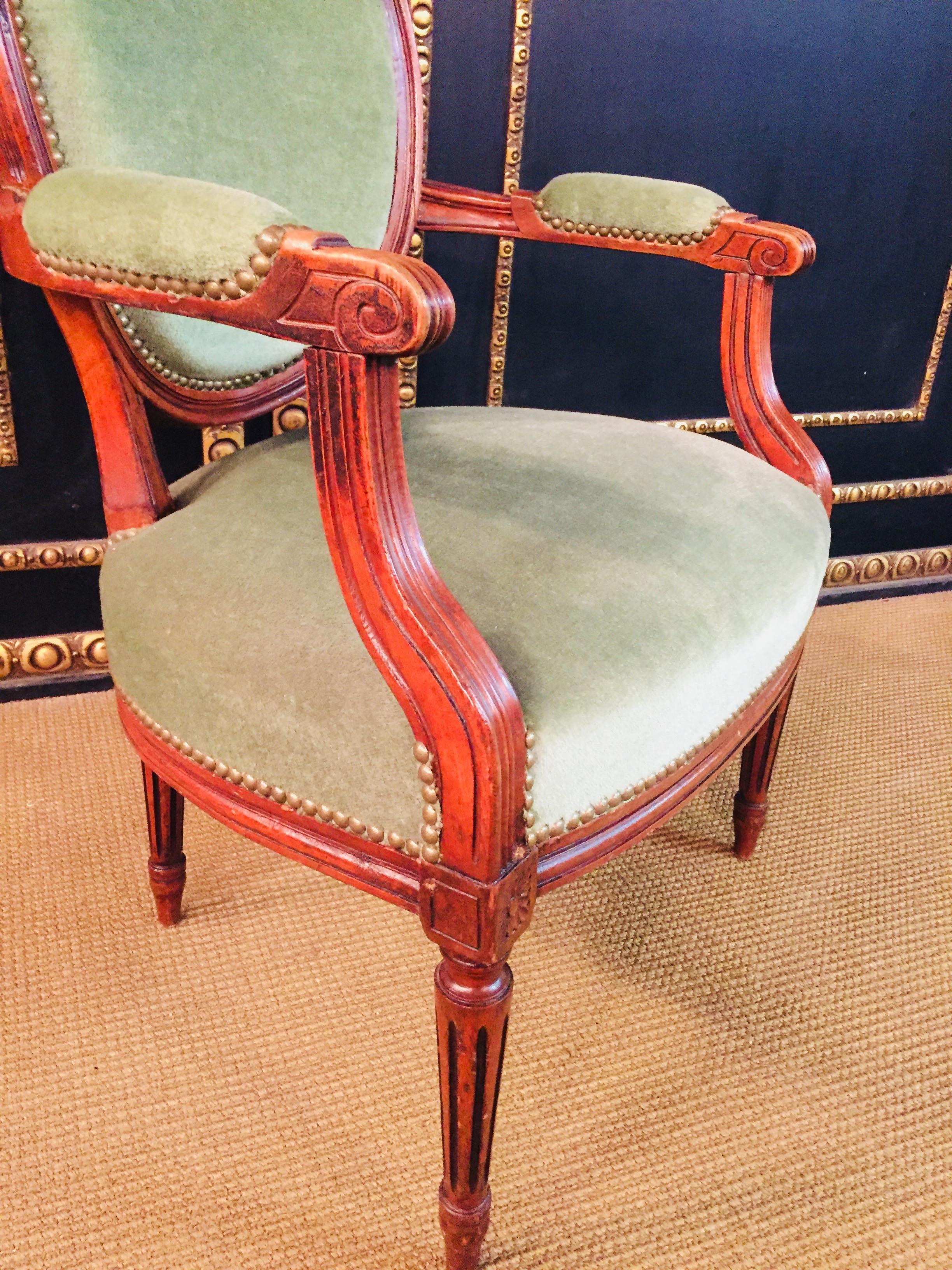 Fauteuil en noyer de style Louis Seize 2