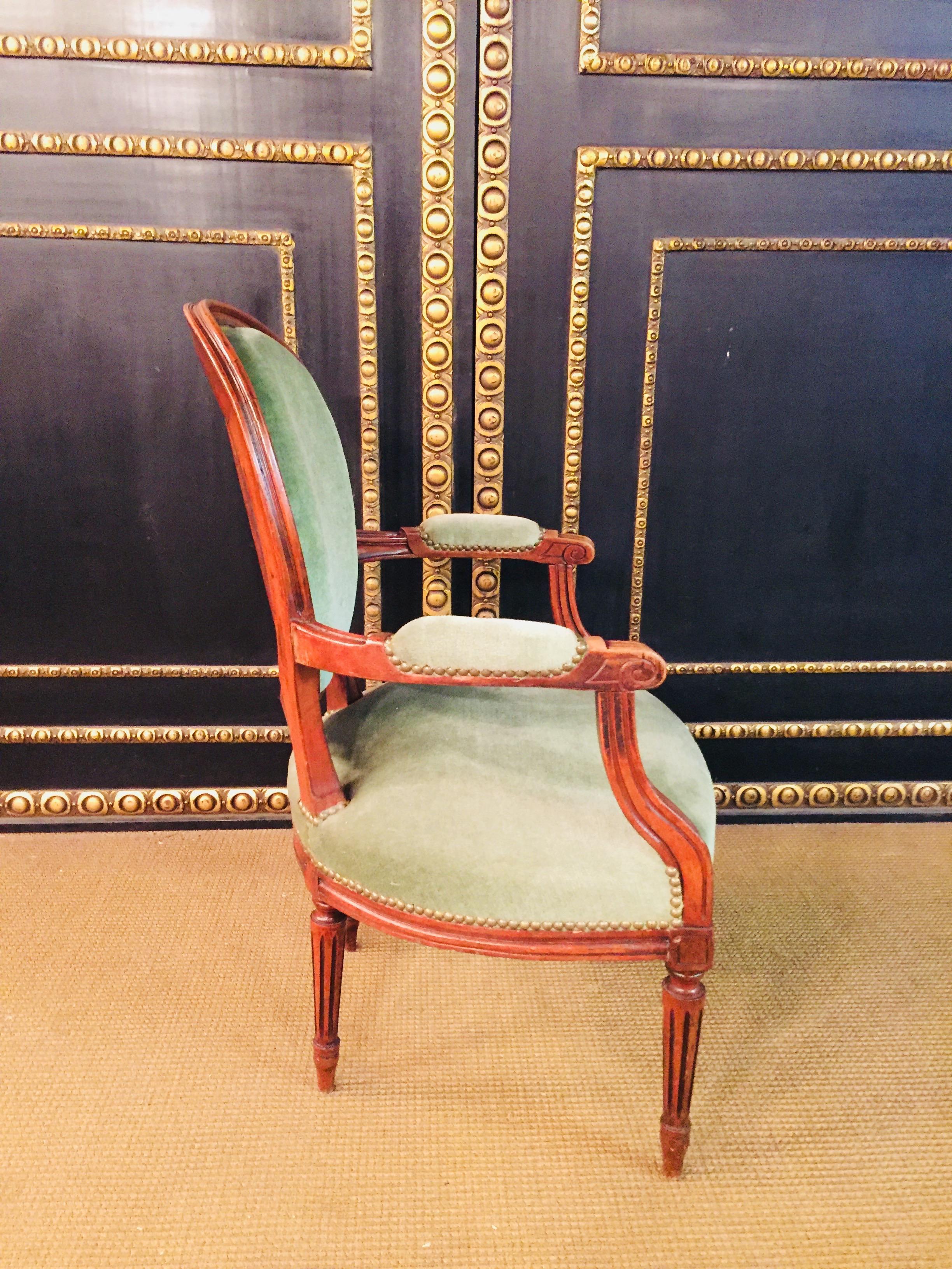 Fauteuil en noyer de style Louis Seize 3