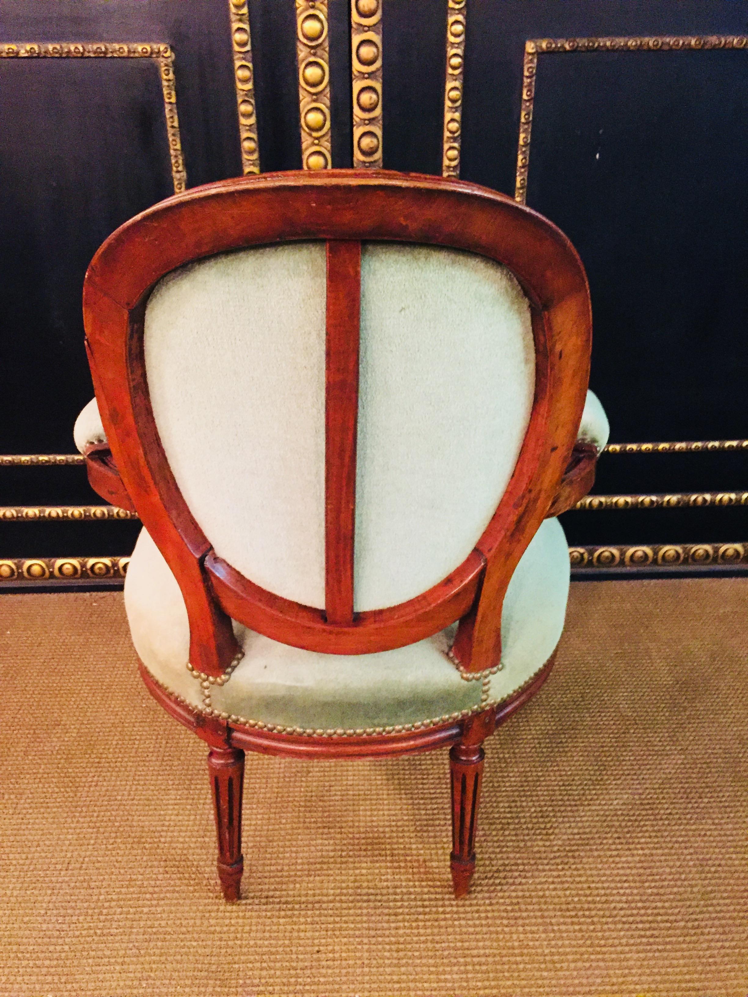 Fauteuil en noyer de style Louis Seize 5