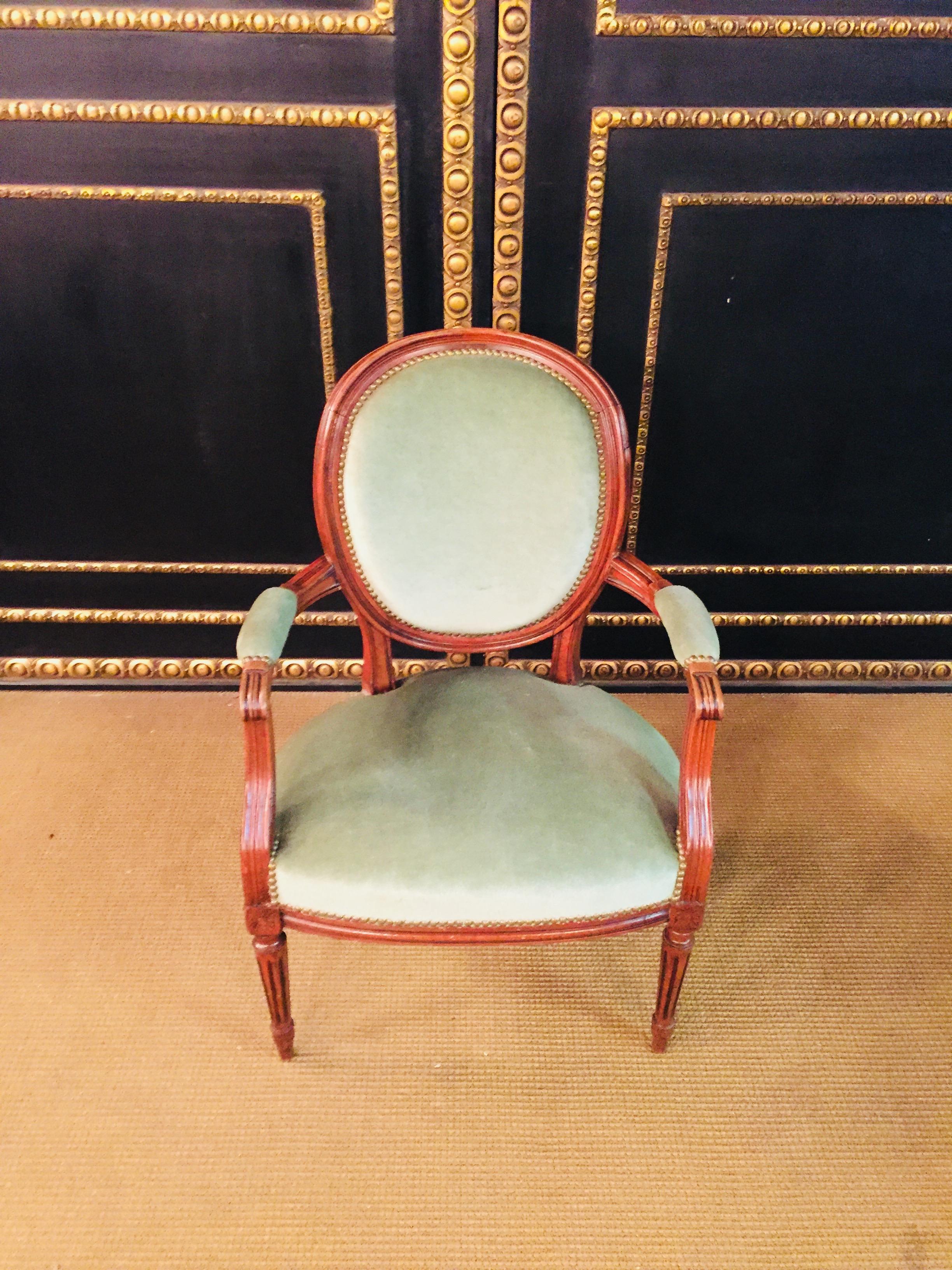 Fauteuil en noyer de style Louis Seize 6