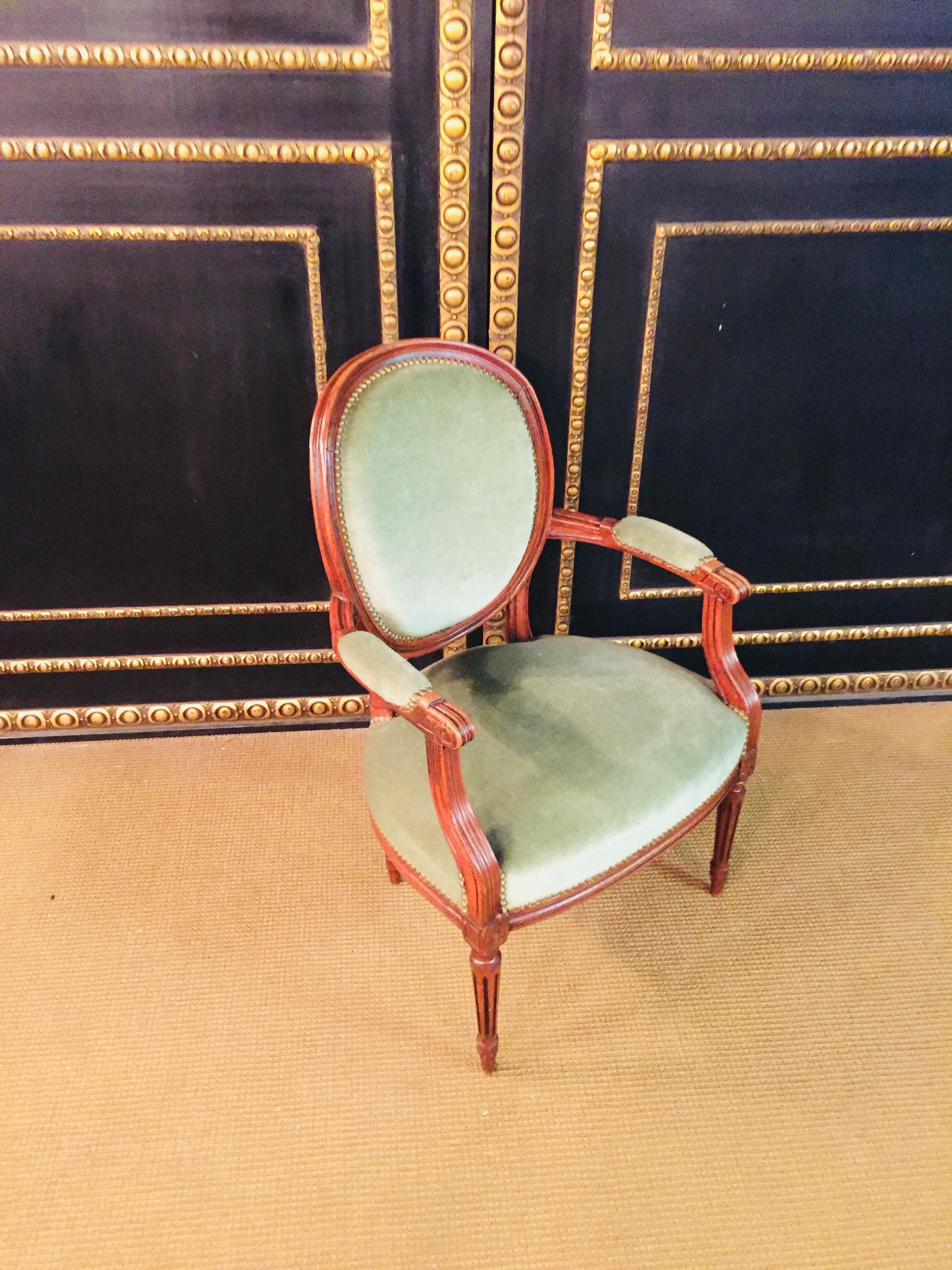 Fauteuil en noyer de style Louis Seize 1