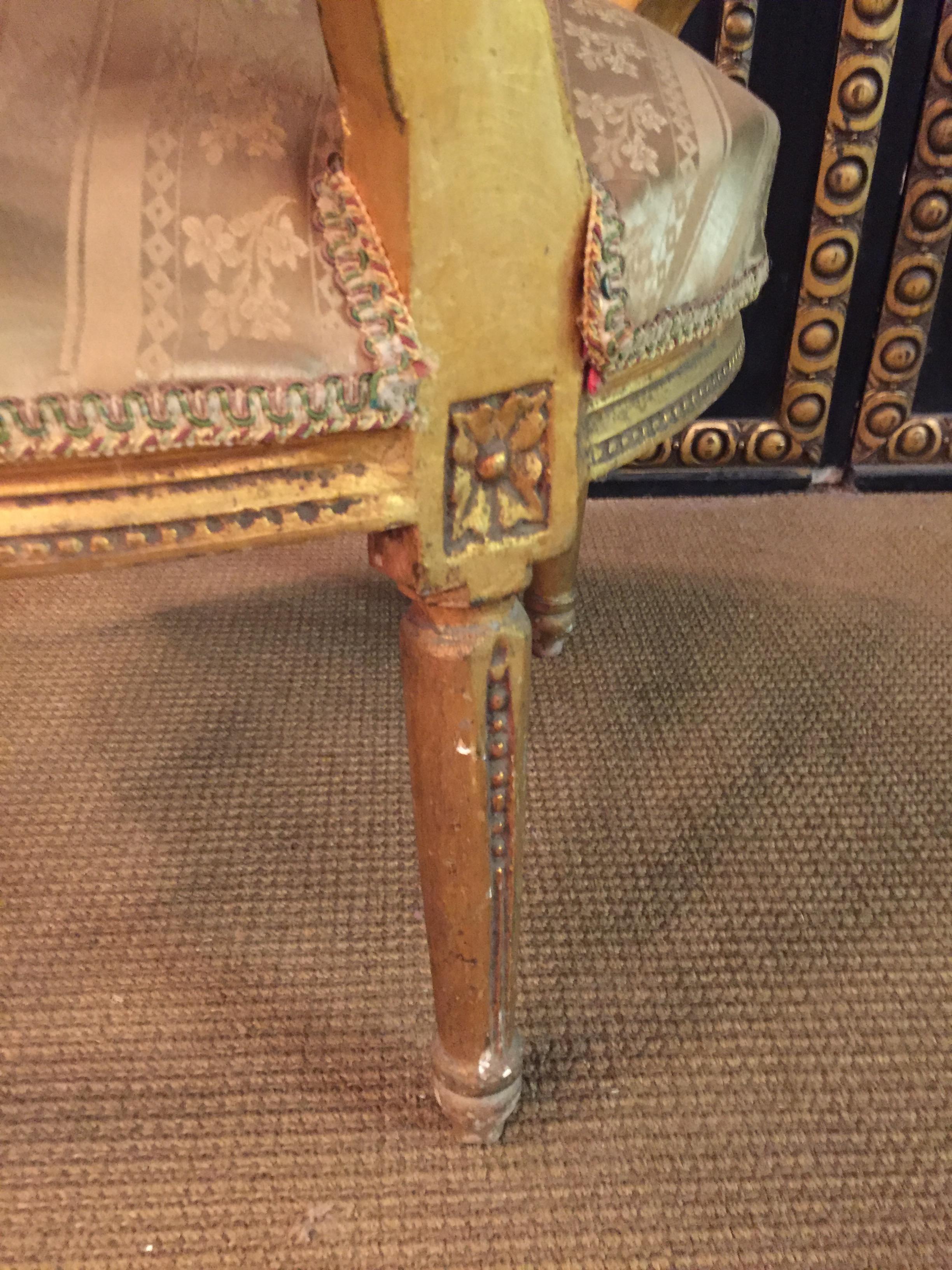 Fauteuil en ancien style Louis Seize XV avec accoudoirs courbes en hêtre en vente 3