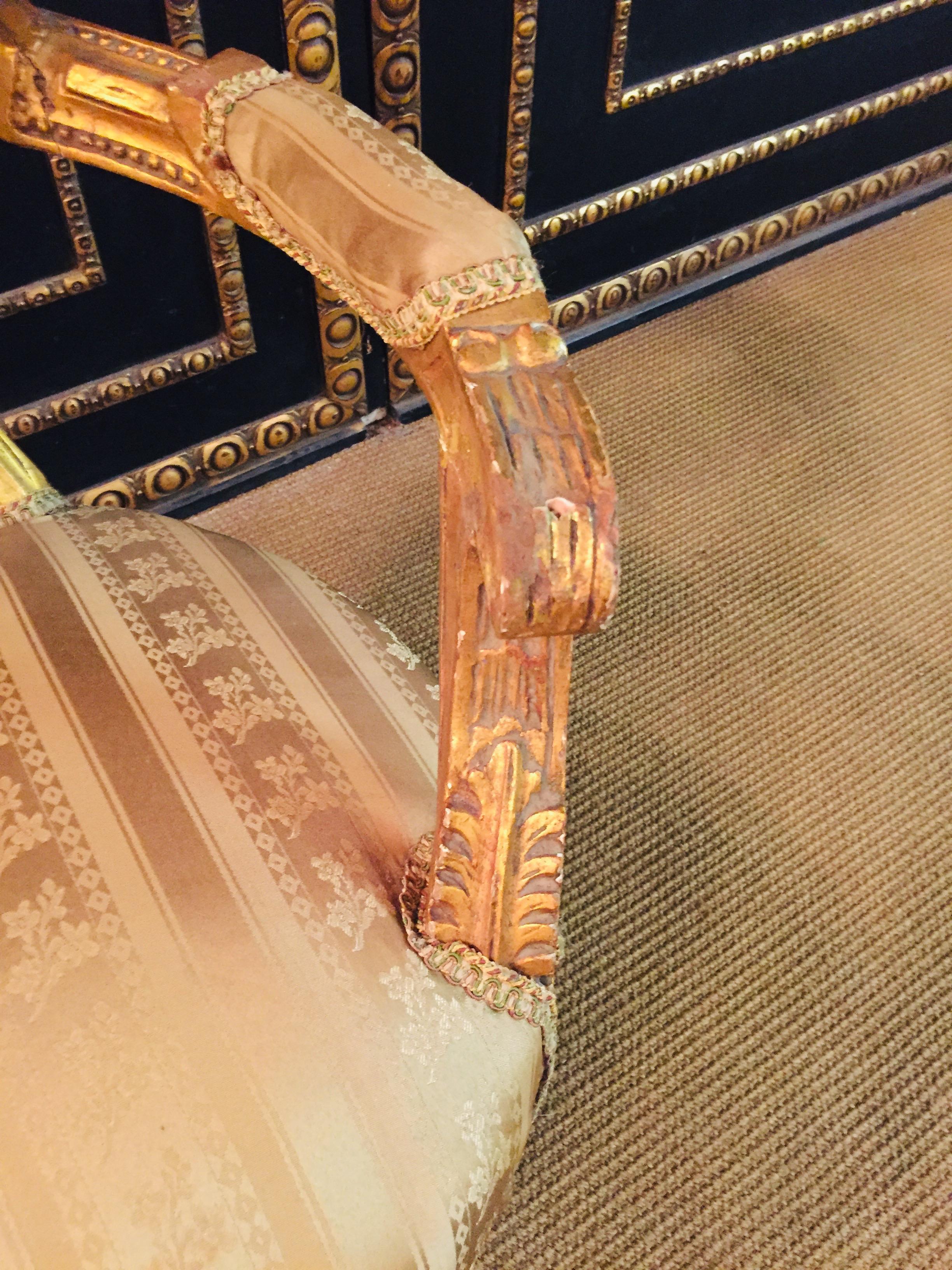 Fauteuil en ancien style Louis Seize XV avec accoudoirs courbes en hêtre en vente 7