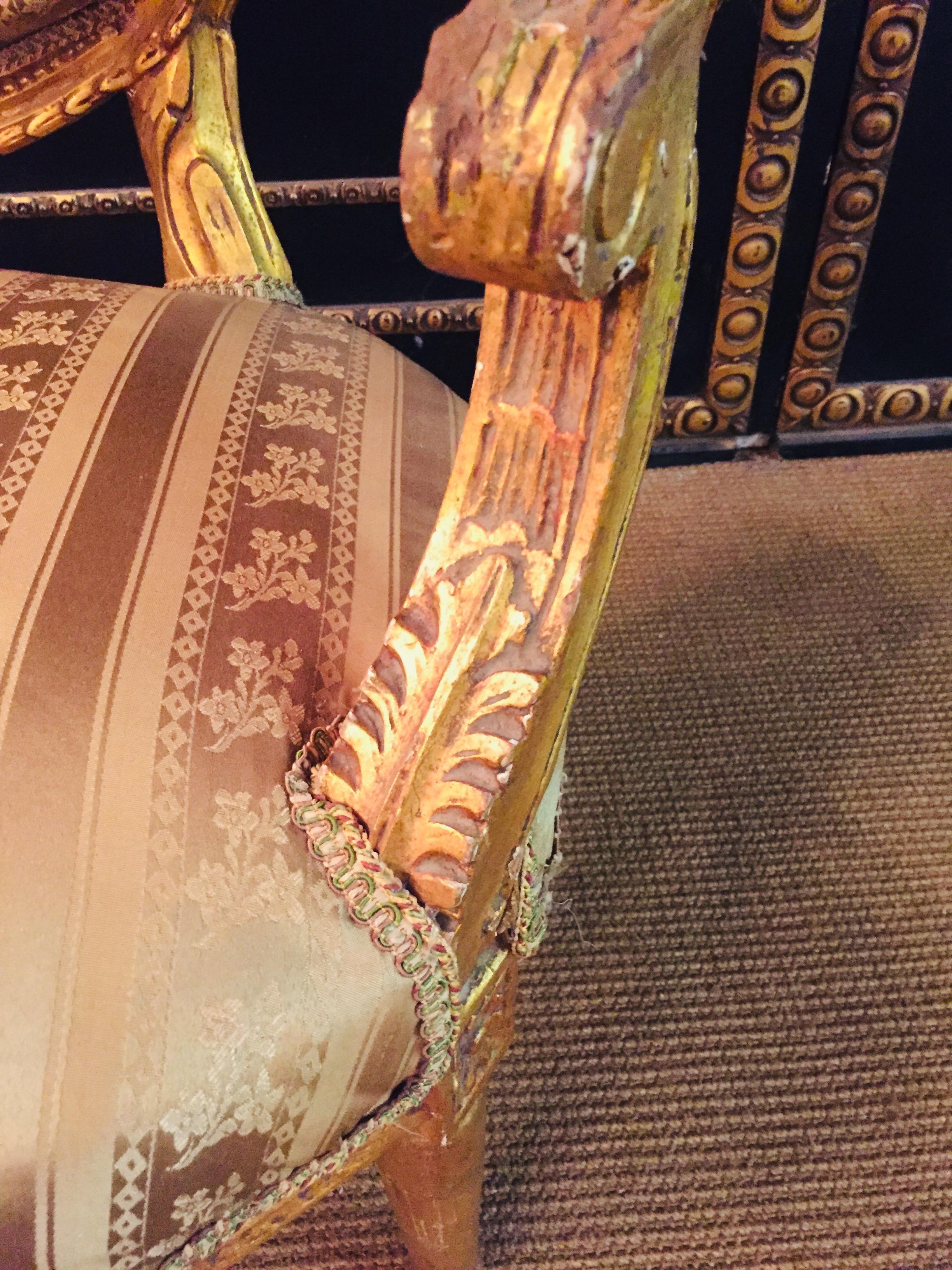 Fauteuil en ancien style Louis Seize XV avec accoudoirs courbes en hêtre en vente 8