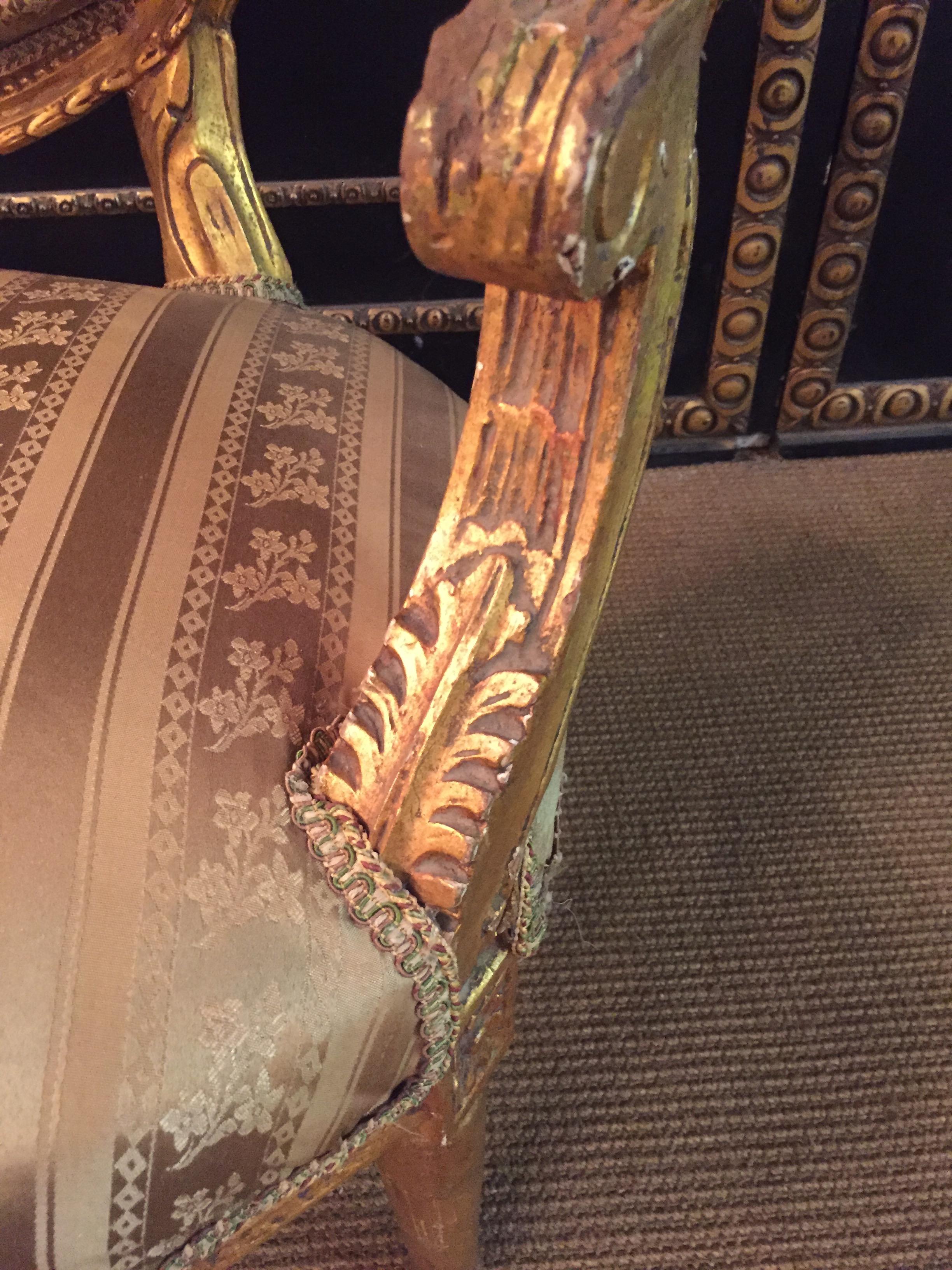 Louis XV Fauteuil en ancien style Louis Seize XV avec accoudoirs courbes en hêtre en vente